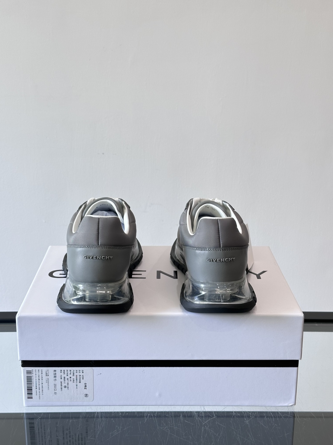 Givenchy/纪梵希 Trainers 系列男士拼接运动鞋官网同步新款，原版购入开发，这款运动鞋采用