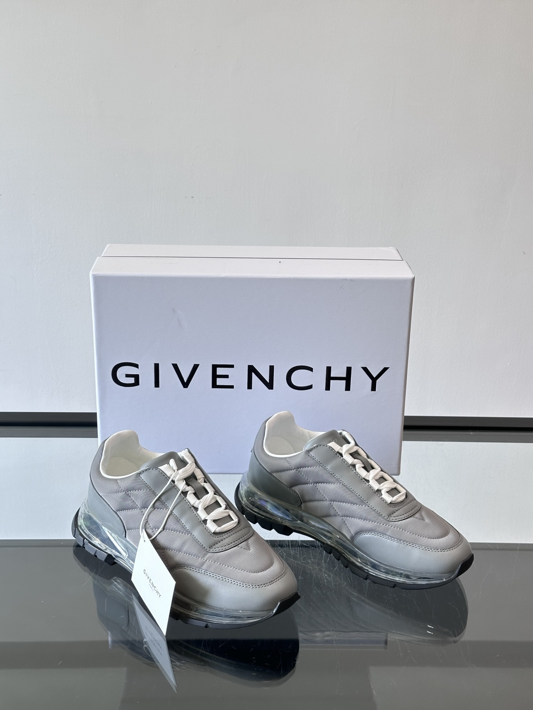 Givenchy/纪梵希 Trainers 系列男士拼接运动鞋官网同步新款，原版购入开发，这款运动鞋采用