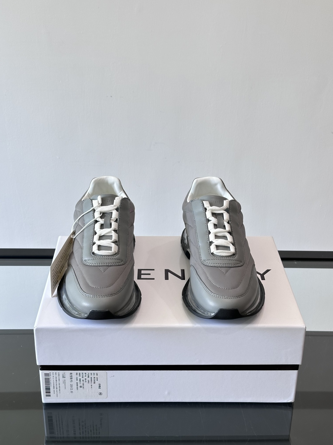 Givenchy/纪梵希 Trainers 系列男士拼接运动鞋官网同步新款，原版购入开发，这款运动鞋采用