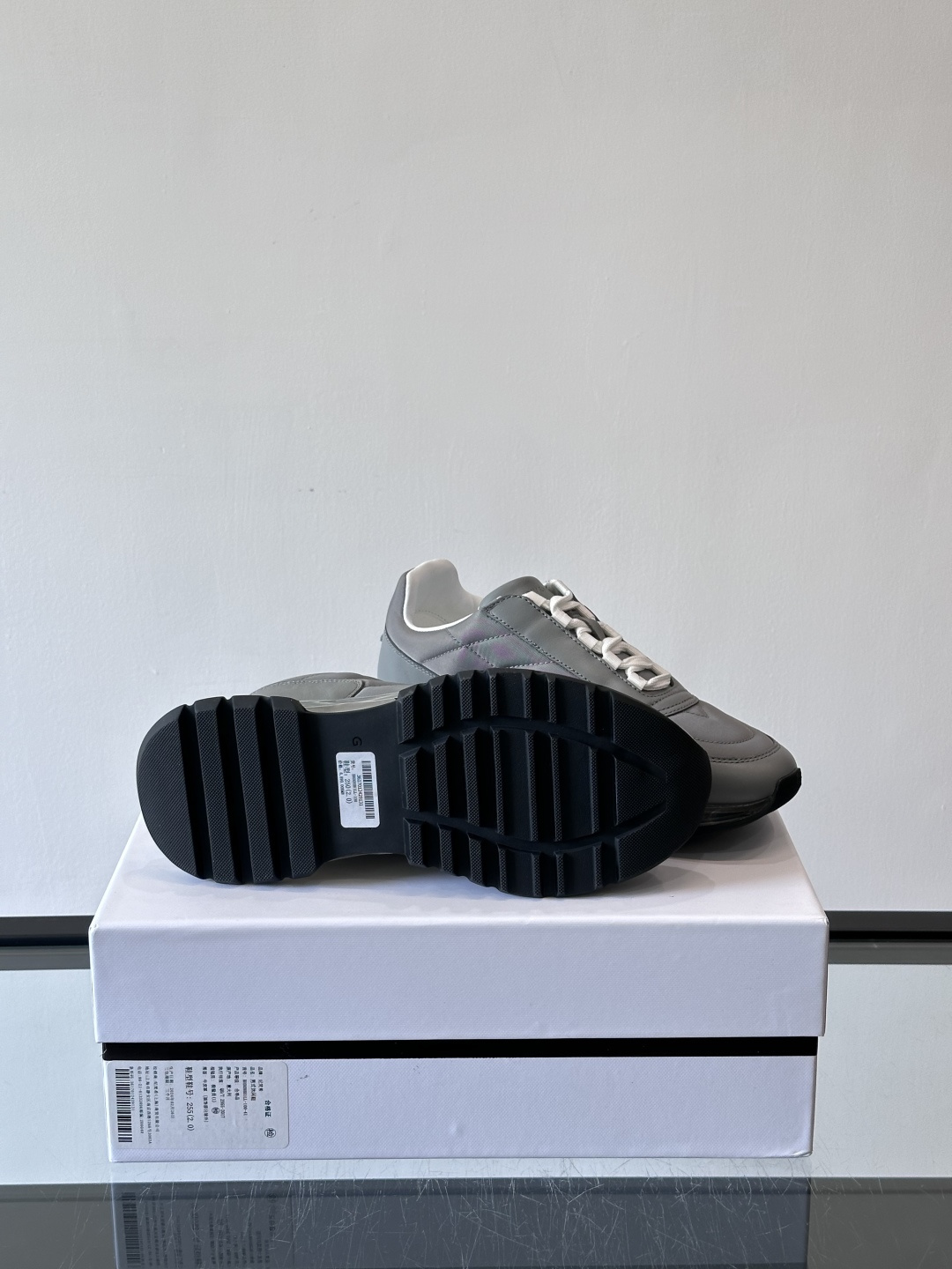 Givenchy/纪梵希 Trainers 系列男士拼接运动鞋官网同步新款，原版购入开发，这款运动鞋采用