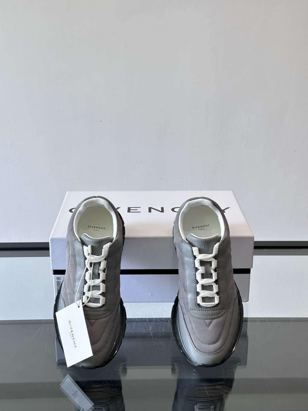 Givenchy/纪梵希 Trainers 系列男士拼接运动鞋官网同步新款，原版购入开发，这款运动鞋采用
