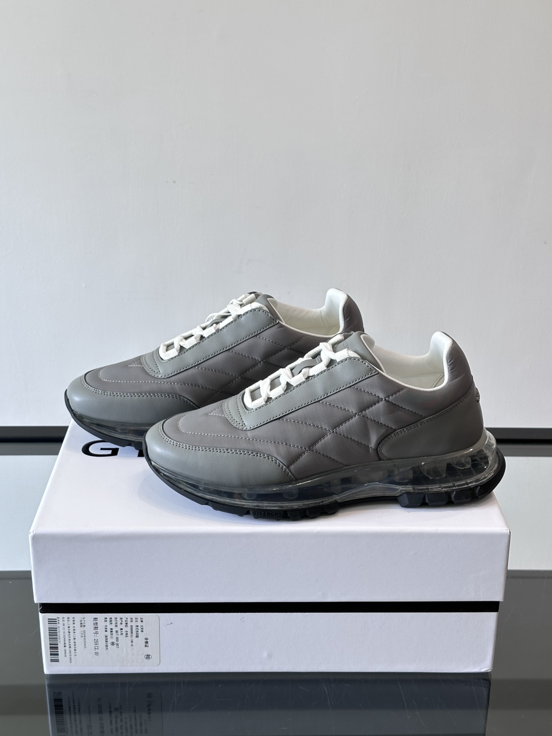 Givenchy/纪梵希 Trainers 系列男士拼接运动鞋官网同步新款，原版购入开发，这款运动鞋采用