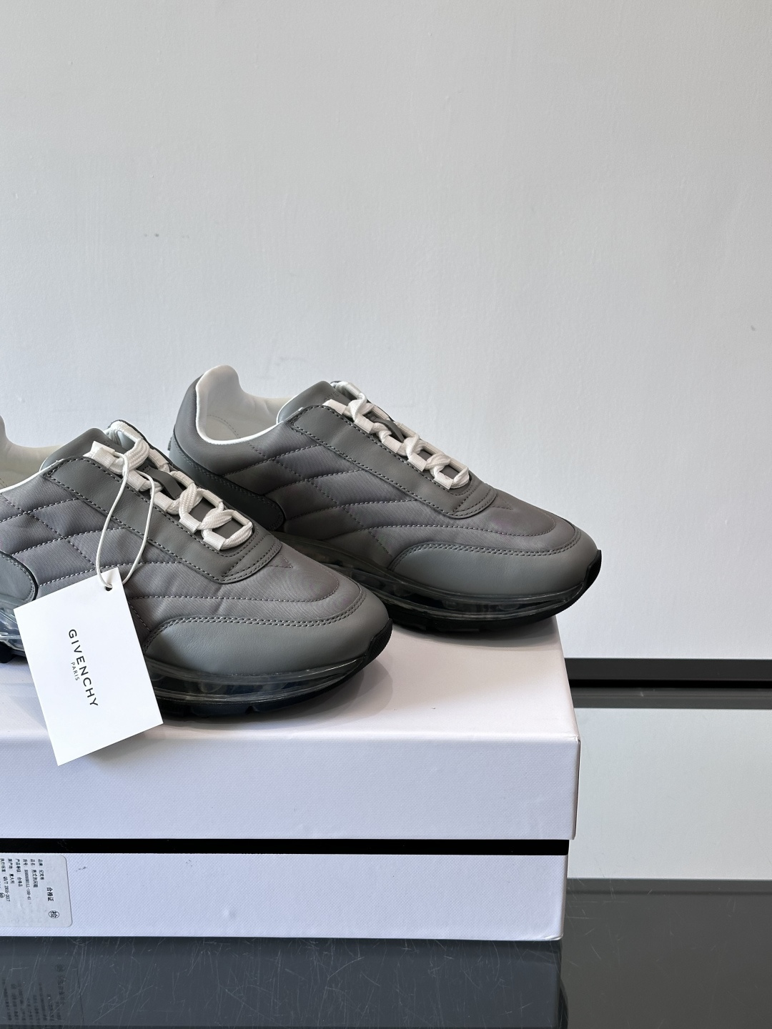 Givenchy/纪梵希 Trainers 系列男士拼接运动鞋官网同步新款，原版购入开发，这款运动鞋采用
