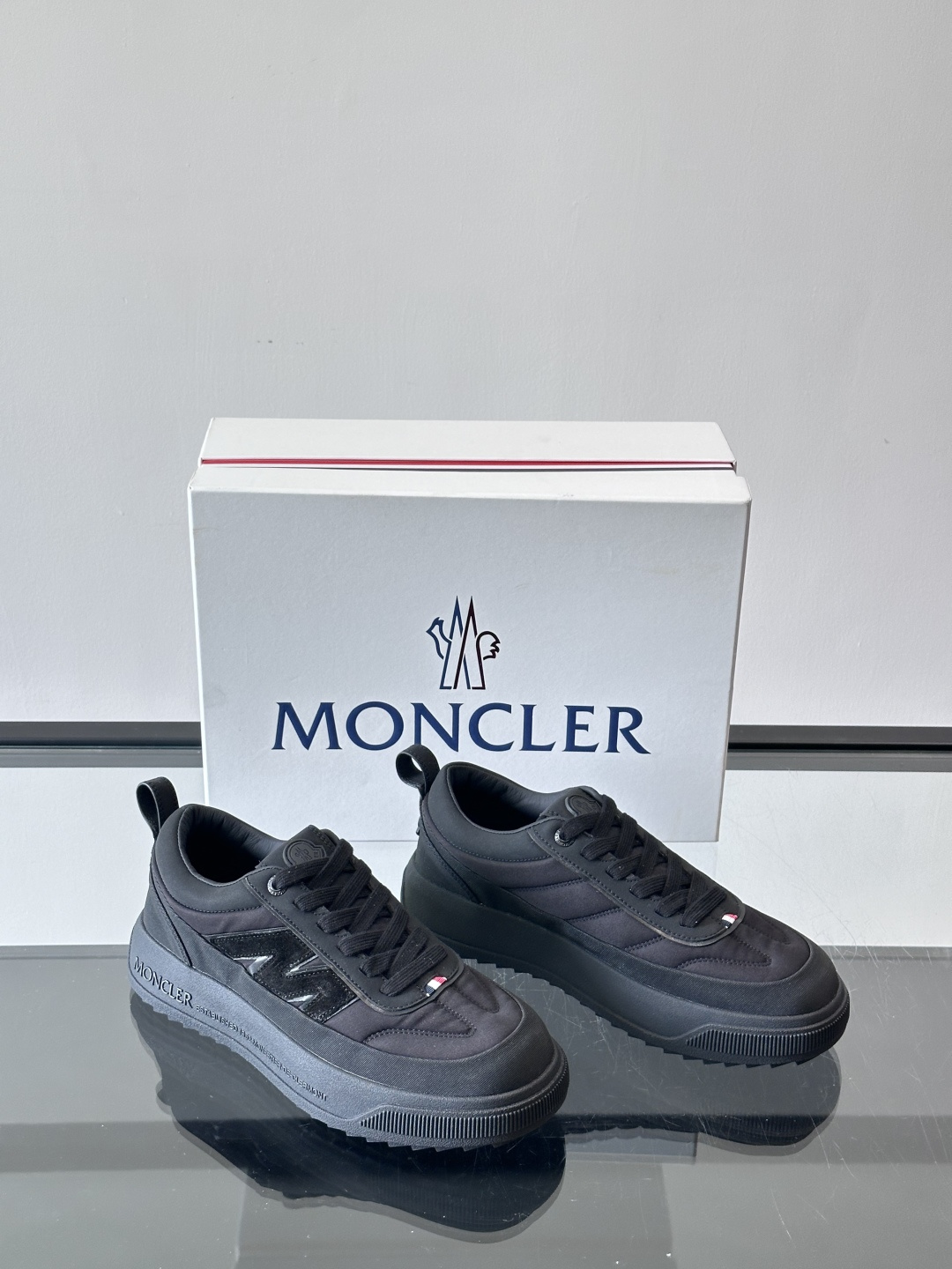 Moncler这款休闲运动鞋，主打简约百搭风，鞋面拼接米白+浅灰，蓝色橡胶鞋底和侧边点缀超有活力。鞋舌和