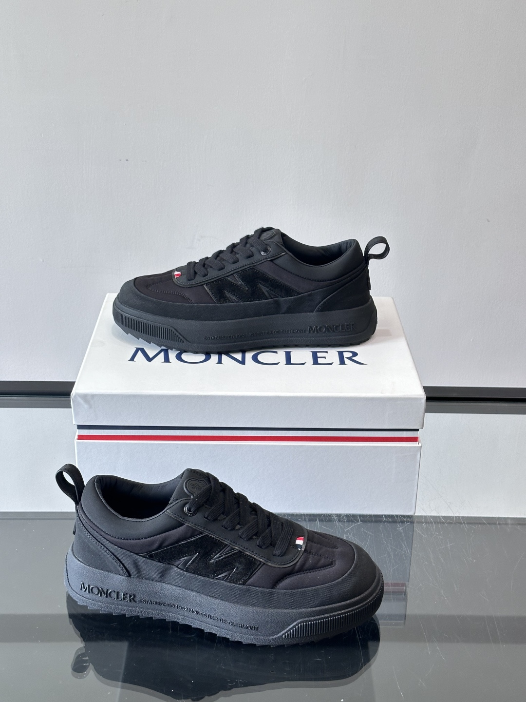 Moncler这款休闲运动鞋，主打简约百搭风，鞋面拼接米白+浅灰，蓝色橡胶鞋底和侧边点缀超有活力。鞋舌和