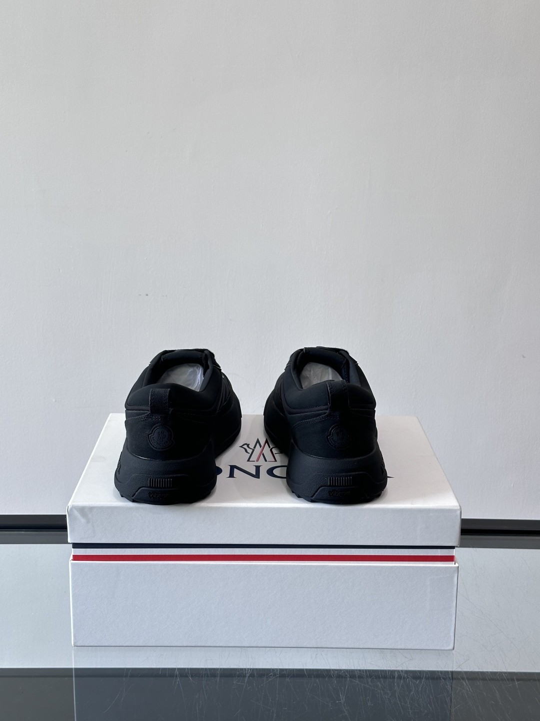 Moncler这款休闲运动鞋，主打简约百搭风，鞋面拼接米白+浅灰，蓝色橡胶鞋底和侧边点缀超有活力。鞋舌和