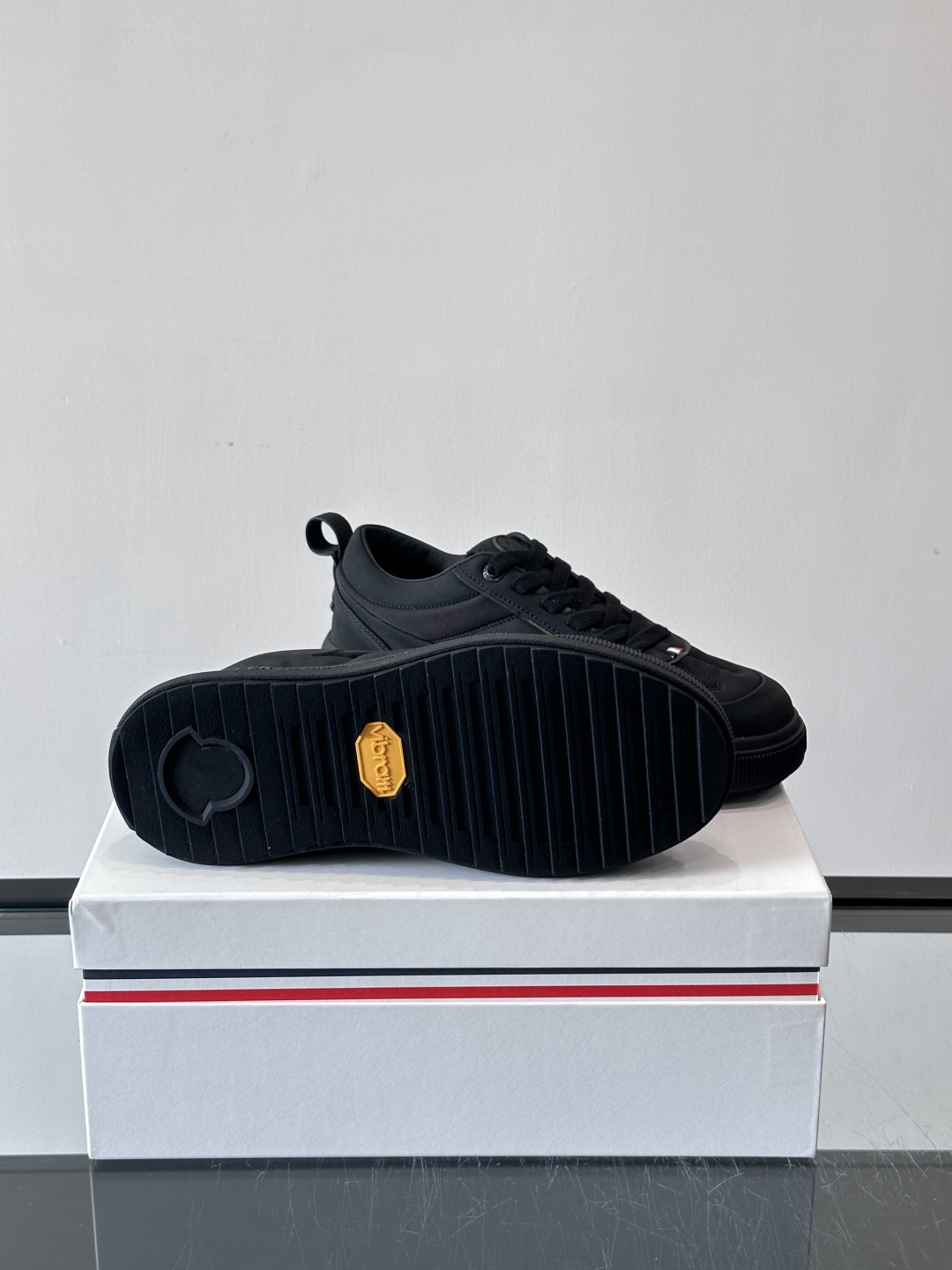 Moncler这款休闲运动鞋，主打简约百搭风，鞋面拼接米白+浅灰，蓝色橡胶鞋底和侧边点缀超有活力。鞋舌和