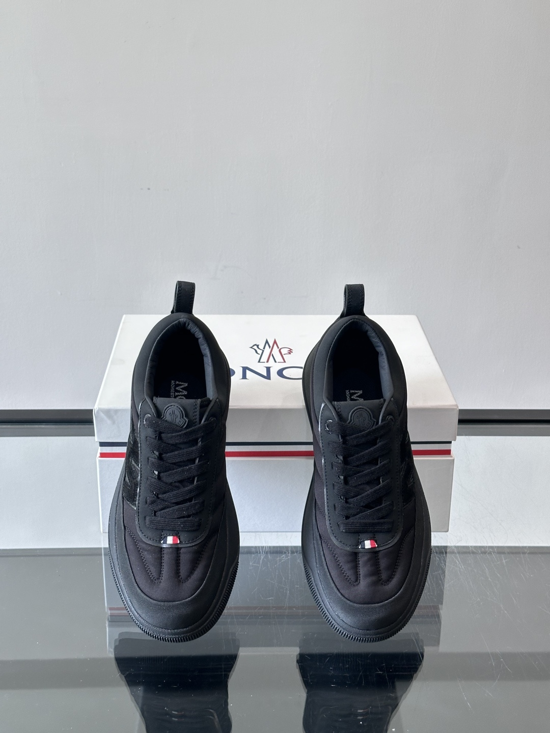 Moncler这款休闲运动鞋，主打简约百搭风，鞋面拼接米白+浅灰，蓝色橡胶鞋底和侧边点缀超有活力。鞋舌和