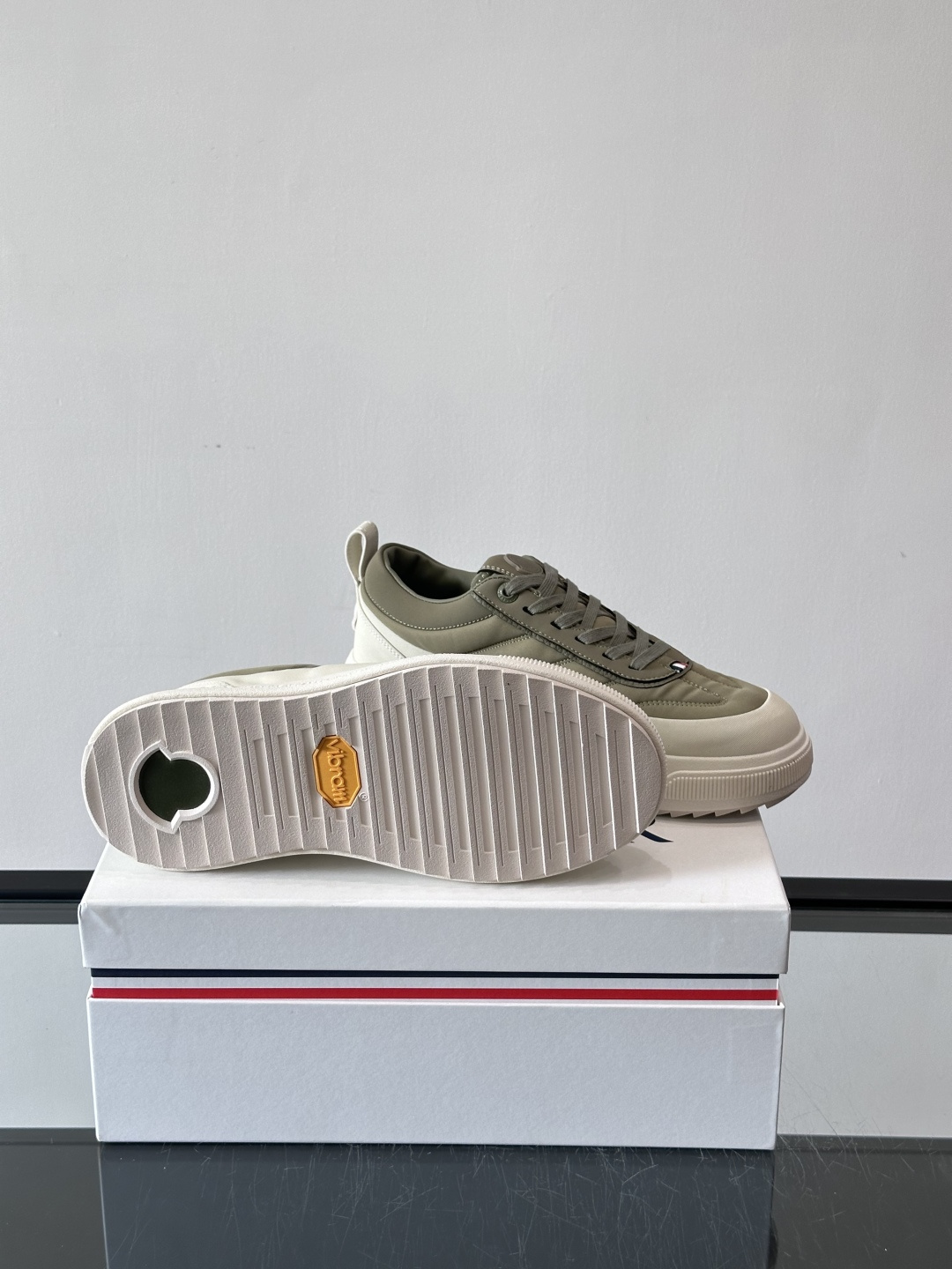 Moncler这款休闲运动鞋，主打简约百搭风，鞋面拼接米白+浅灰，蓝色橡胶鞋底和侧边点缀超有活力。鞋舌和