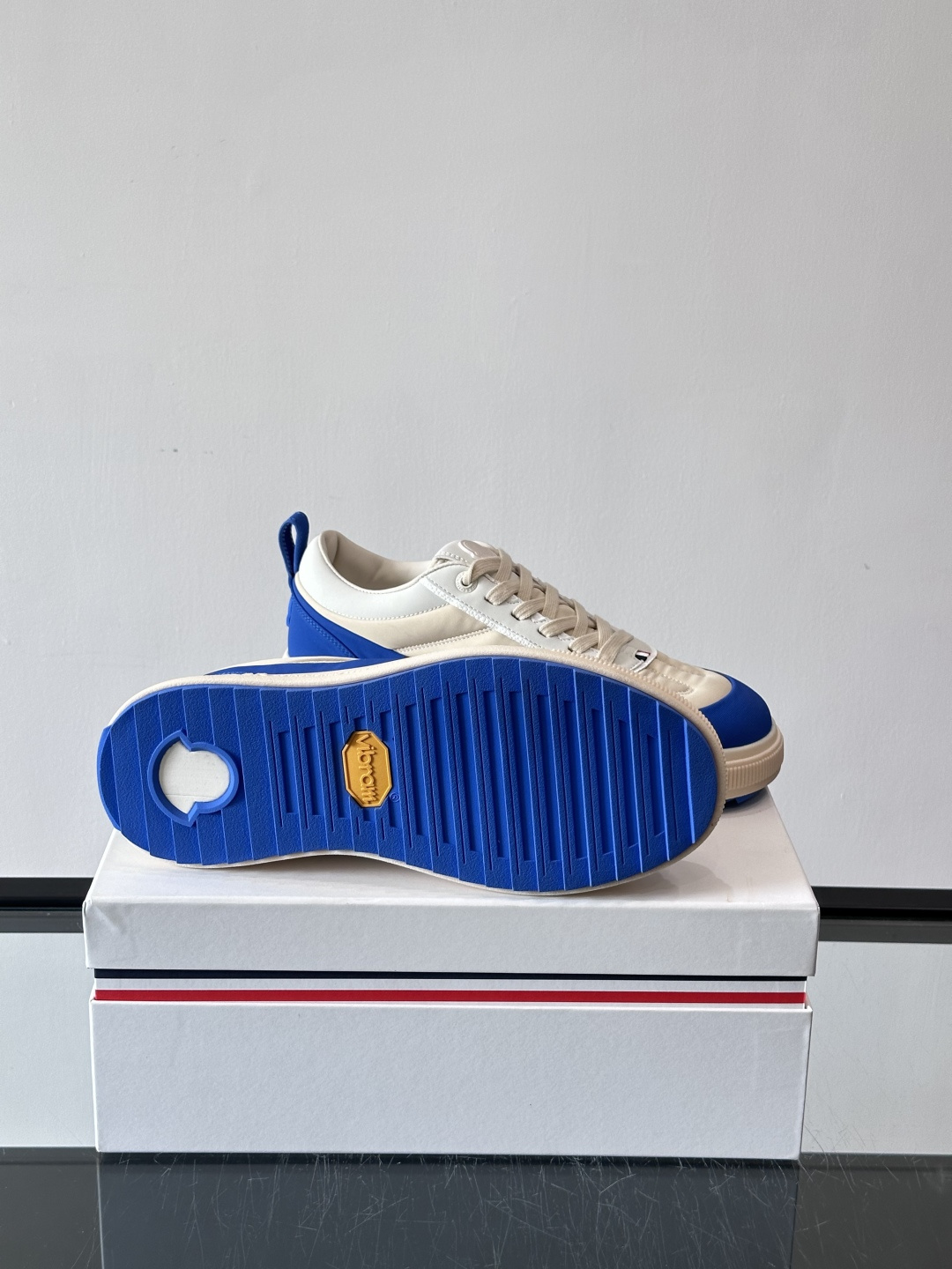 Moncler这款休闲运动鞋，主打简约百搭风，鞋面拼接米白+浅灰，蓝色橡胶鞋底和侧边点缀超有活力。鞋舌和