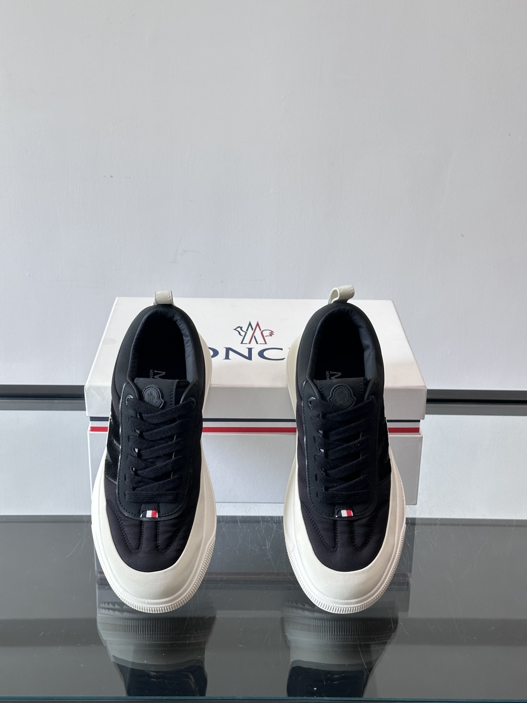 Moncler这款休闲运动鞋，主打简约百搭风，鞋面拼接米白+浅灰，蓝色橡胶鞋底和侧边点缀超有活力。鞋舌和