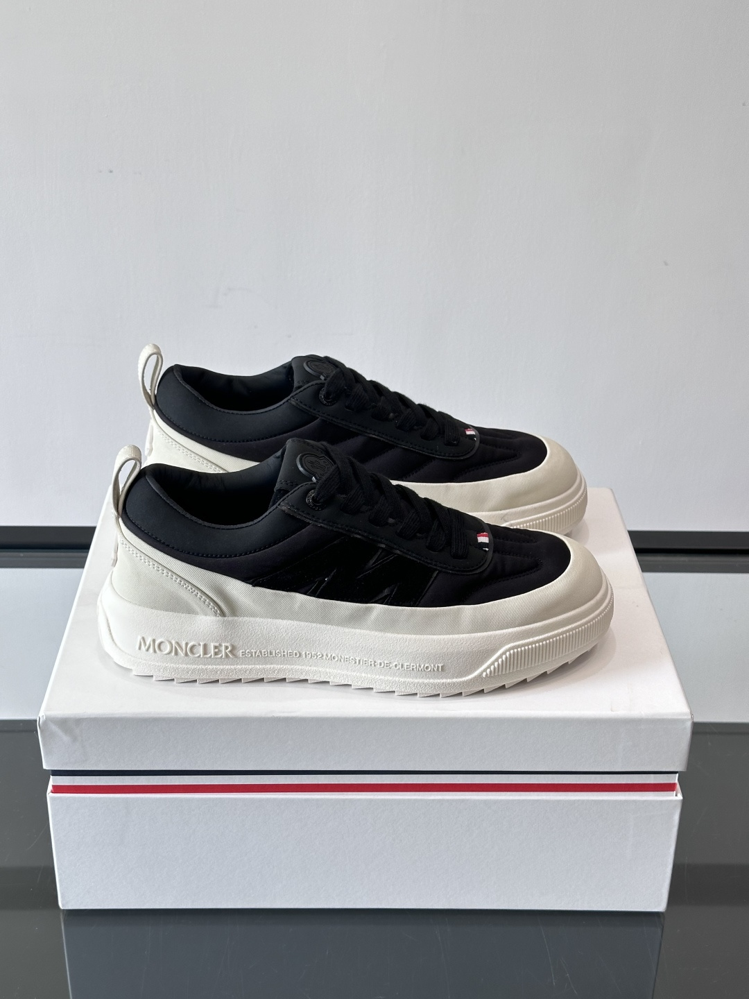 NO:552858,Moncler's casual sneakers feature a simple and versatile style. The upper is spliced ​​with off-white + light gray, and the blue rubber sole and side embellishments are super energetic. The tongue and insole are printed with the Moncl. logo, which is low-key and high-end. The rubber sole has strong grip and is comfortable to wear. It is OK for daily commuting or light exercise!  It goes well with jeans and casual pants in spring and summer. It is fashionable, practical and personalized, Size 38-45 (customized at 38.45), Moncler, sneakers, jeans19860909Moncler这款休闲运动鞋,主打简约百搭风,鞋面拼接米白+浅灰,蓝色橡胶鞋底和侧边点缀超有活力.鞋舌和鞋垫印有Moncl.标志,低调又高级.橡胶鞋底抓地力强,穿着舒适,日常通勤或轻运动都OK！春夏季节搭牛仔裤、休闲裤都很出彩,时尚实用兼具个性 ,Size38-45（38.45定制）,蒙口 休闲鞋,Moncler,sneakers,jeans,Men's shoes