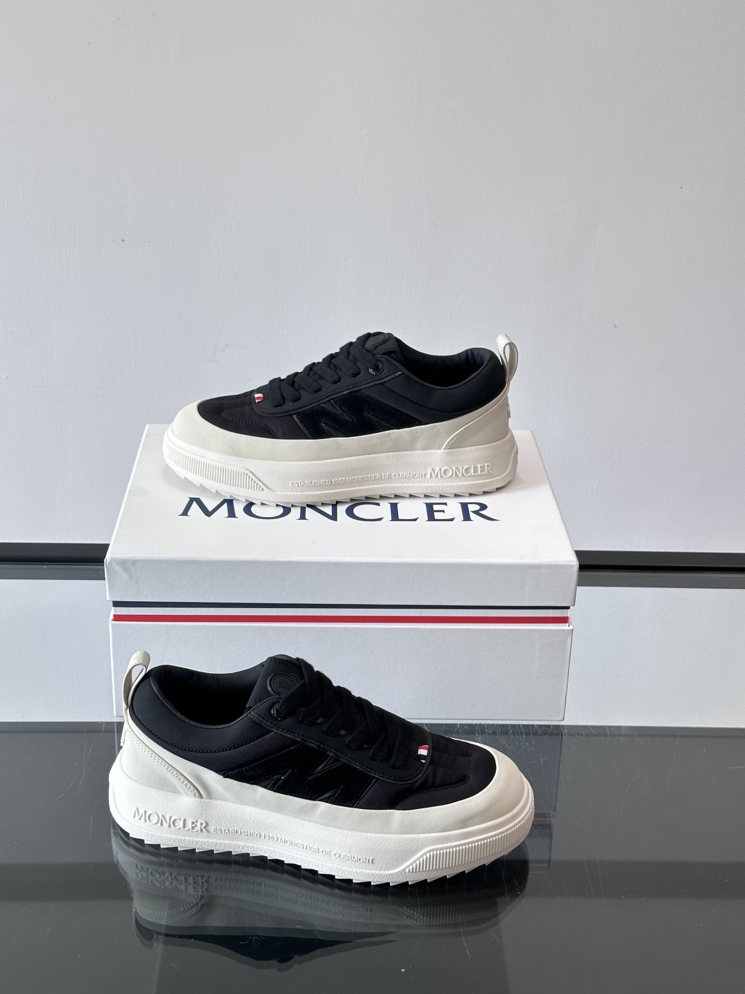 Moncler这款休闲运动鞋，主打简约百搭风，鞋面拼接米白+浅灰，蓝色橡胶鞋底和侧边点缀超有活力。鞋舌和