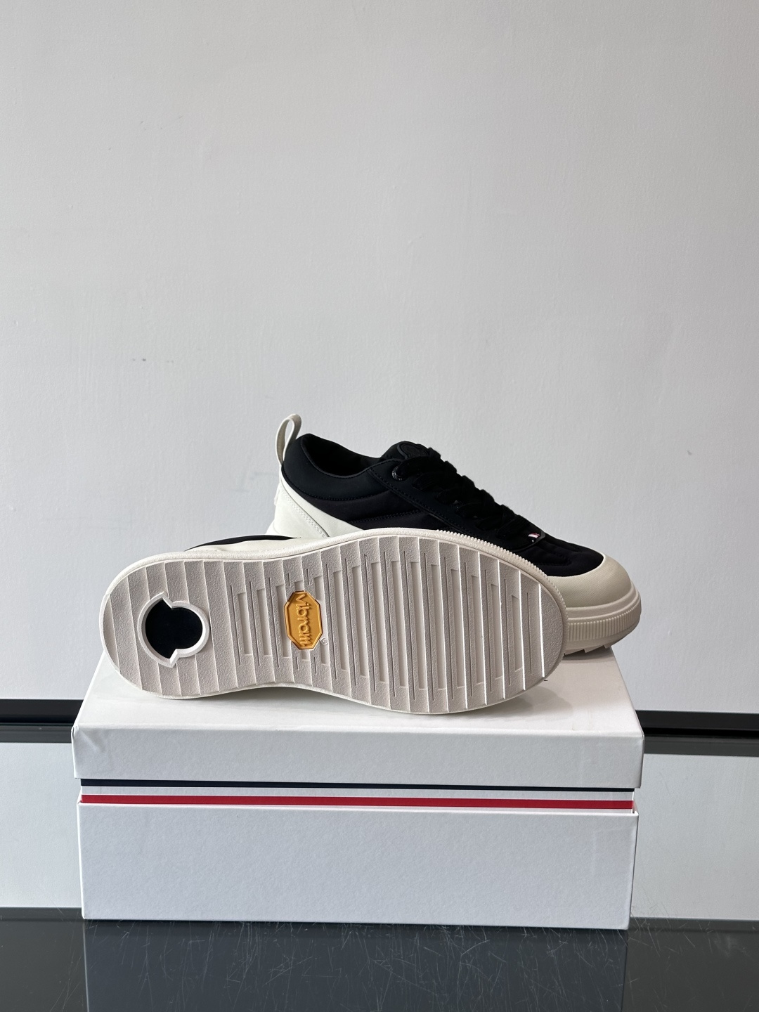 Moncler这款休闲运动鞋，主打简约百搭风，鞋面拼接米白+浅灰，蓝色橡胶鞋底和侧边点缀超有活力。鞋舌和