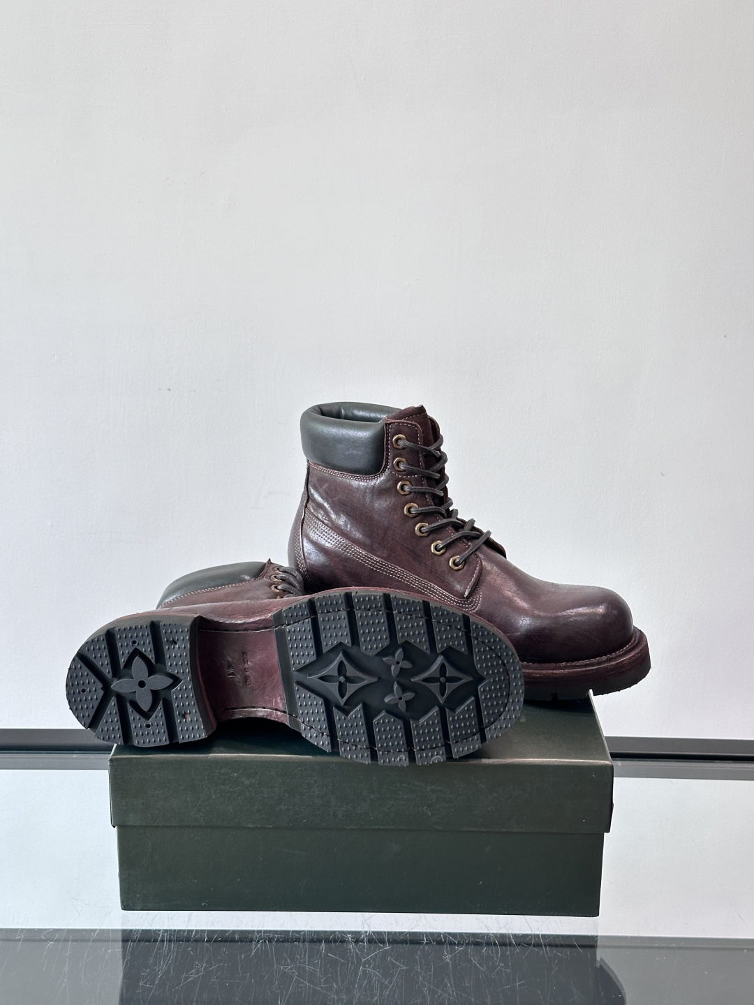 BERLUT*布鲁提 男士新款秋冬马皮系带靴这款靴子采用水洗马皮鞋面打造，鞋身手工擦色工艺处理。简约光面