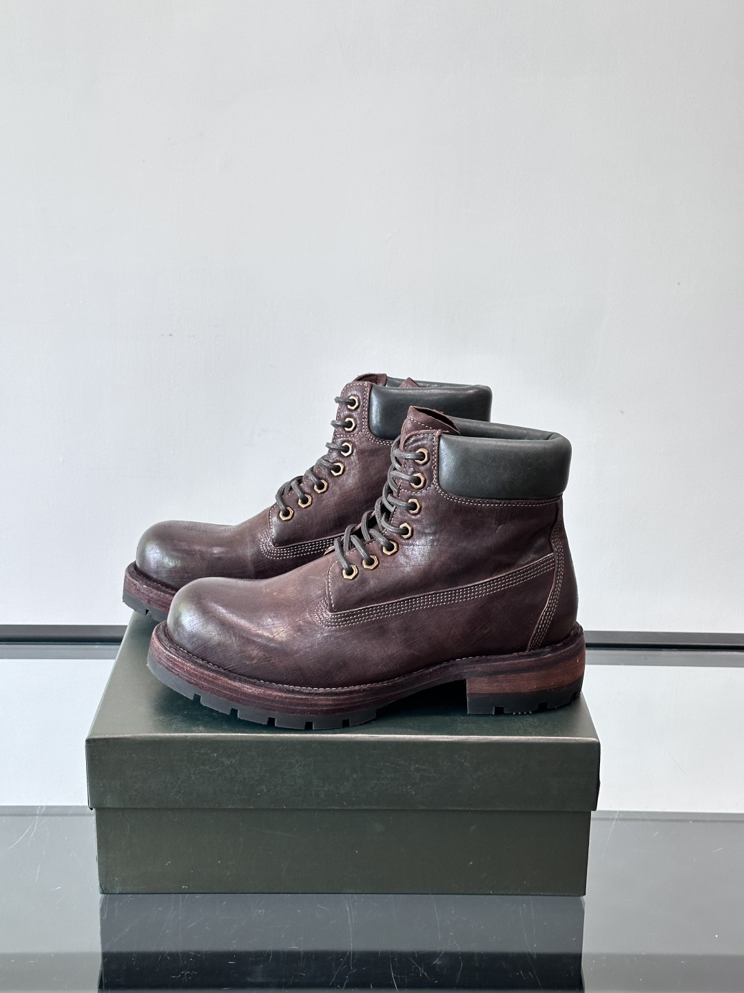 BERLUT*布鲁提 男士新款秋冬马皮系带靴这款靴子采用水洗马皮鞋面打造，鞋身手工擦色工艺处理。简约光面