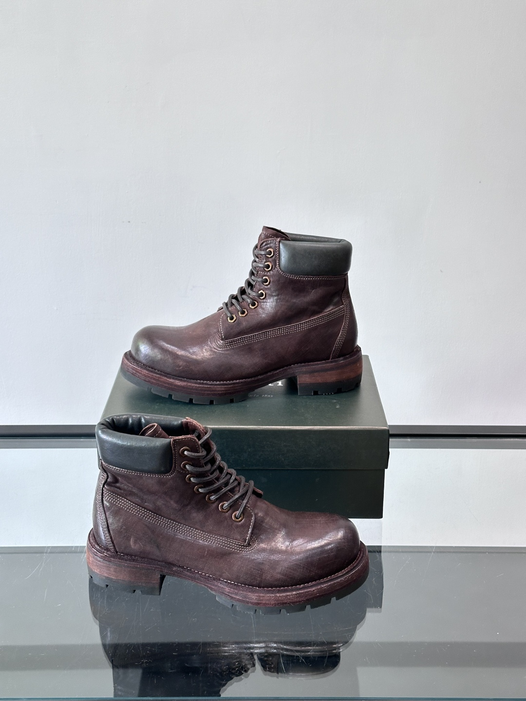 BERLUT*布鲁提 男士新款秋冬马皮系带靴这款靴子采用水洗马皮鞋面打造，鞋身手工擦色工艺处理。简约光面