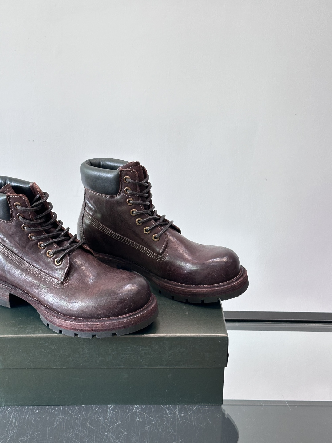 BERLUT*布鲁提 男士新款秋冬马皮系带靴这款靴子采用水洗马皮鞋面打造，鞋身手工擦色工艺处理。简约光面