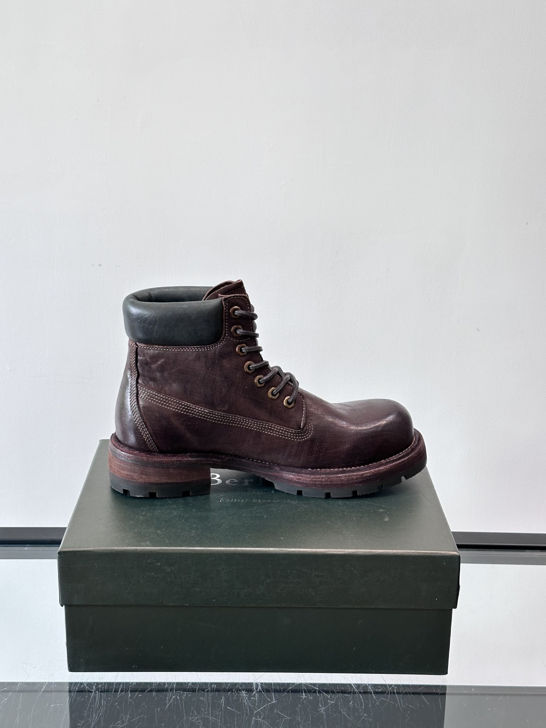 BERLUT*布鲁提 男士新款秋冬马皮系带靴这款靴子采用水洗马皮鞋面打造，鞋身手工擦色工艺处理。简约光面