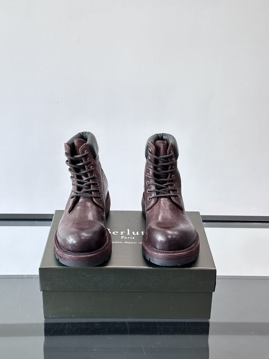 BERLUT*布鲁提 男士新款秋冬马皮系带靴这款靴子采用水洗马皮鞋面打造，鞋身手工擦色工艺处理。简约光面