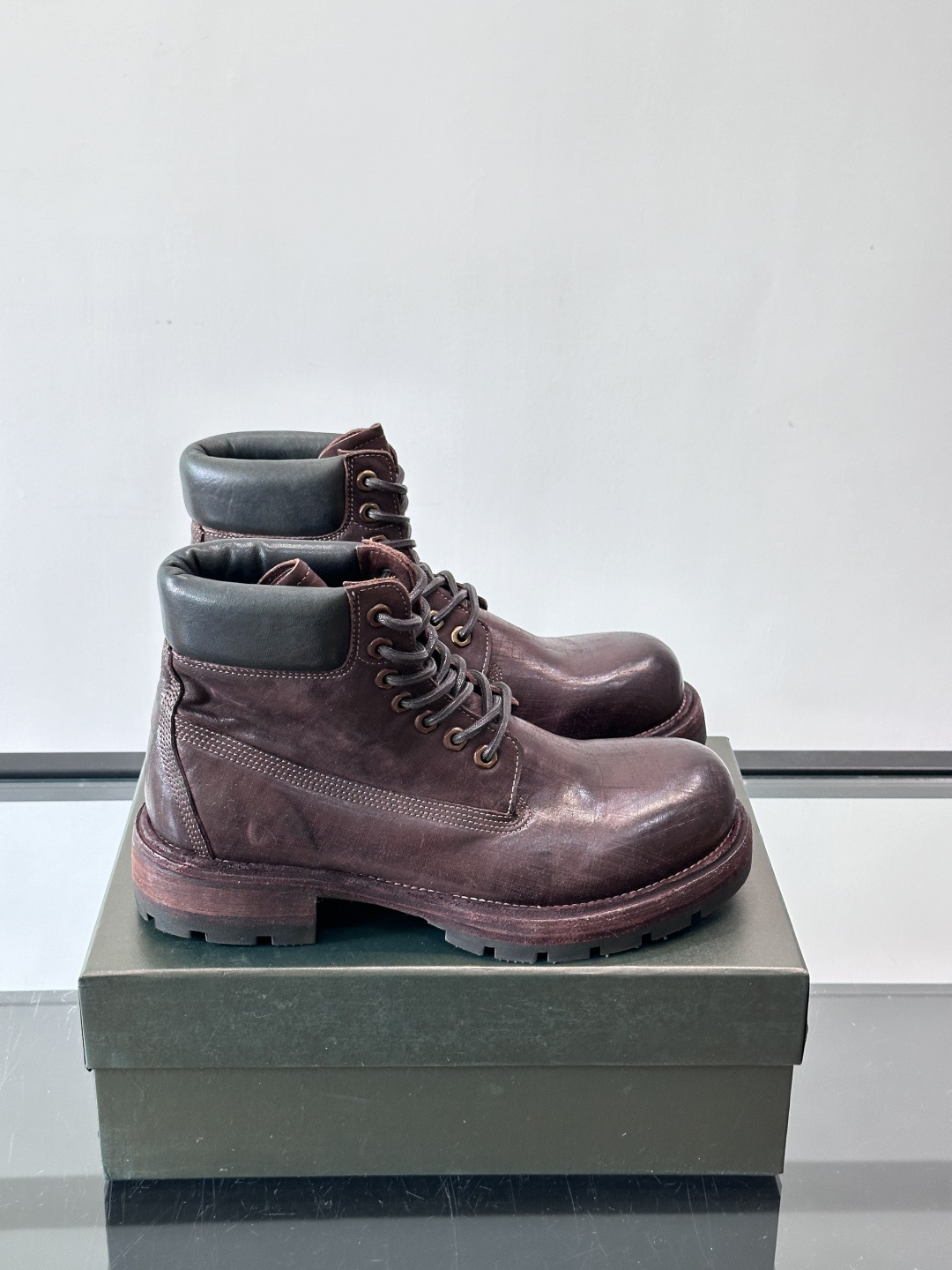 BERLUT*布鲁提 男士新款秋冬马皮系带靴这款靴子采用水洗马皮鞋面打造，鞋身手工擦色工艺处理。简约光面