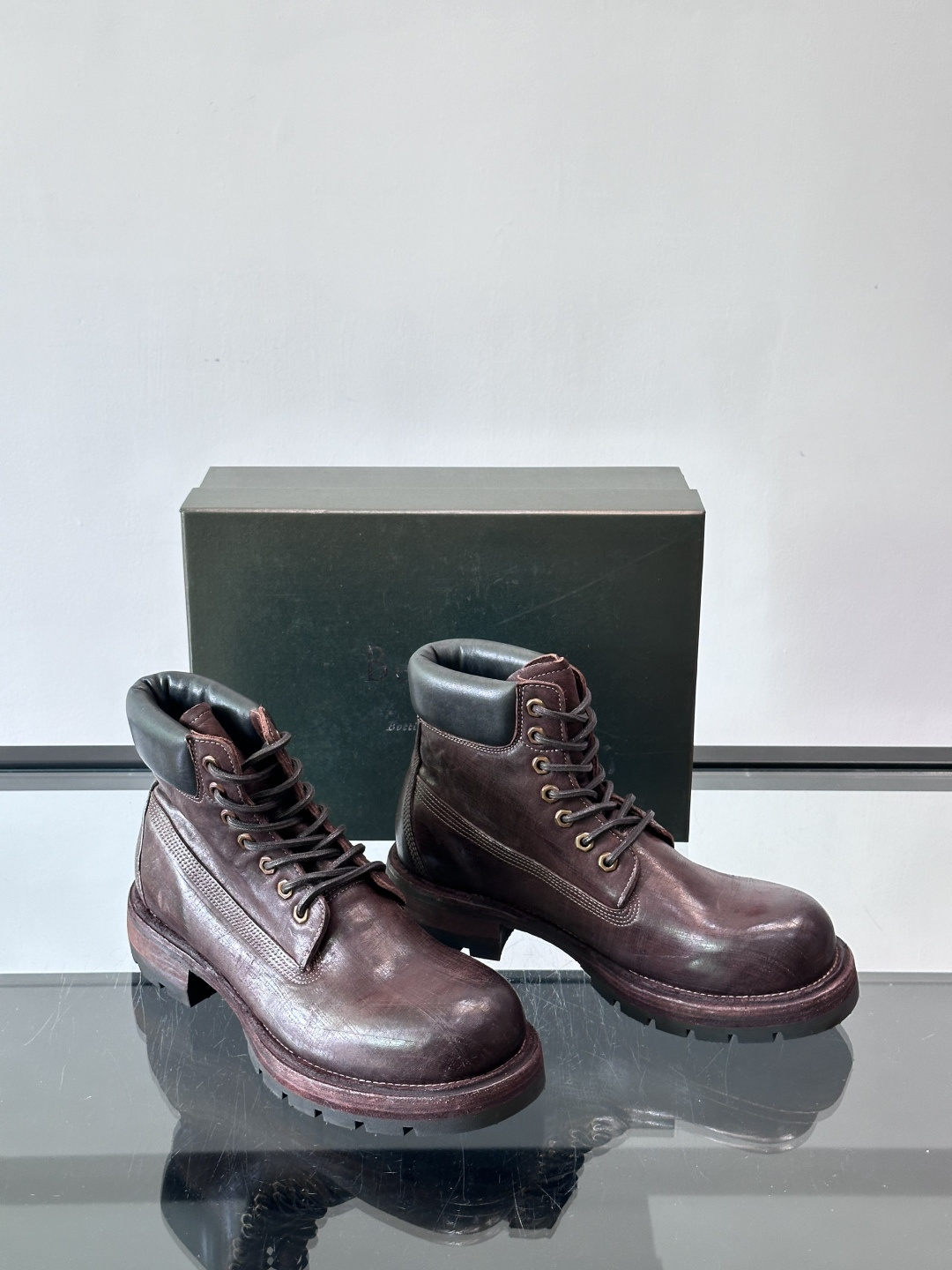 BERLUT*布鲁提 男士新款秋冬马皮系带靴这款靴子采用水洗马皮鞋面打造，鞋身手工擦色工艺处理。简约光面