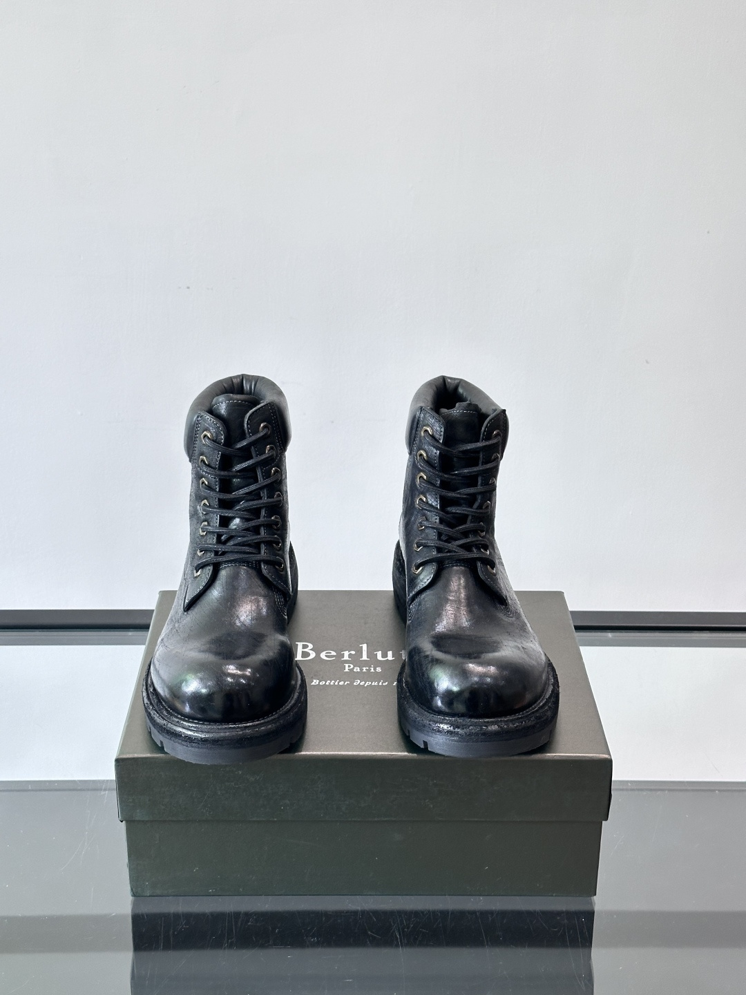 BERLUT*布鲁提 男士新款秋冬马皮系带靴这款靴子采用水洗马皮鞋面打造，鞋身手工擦色工艺处理。简约光面