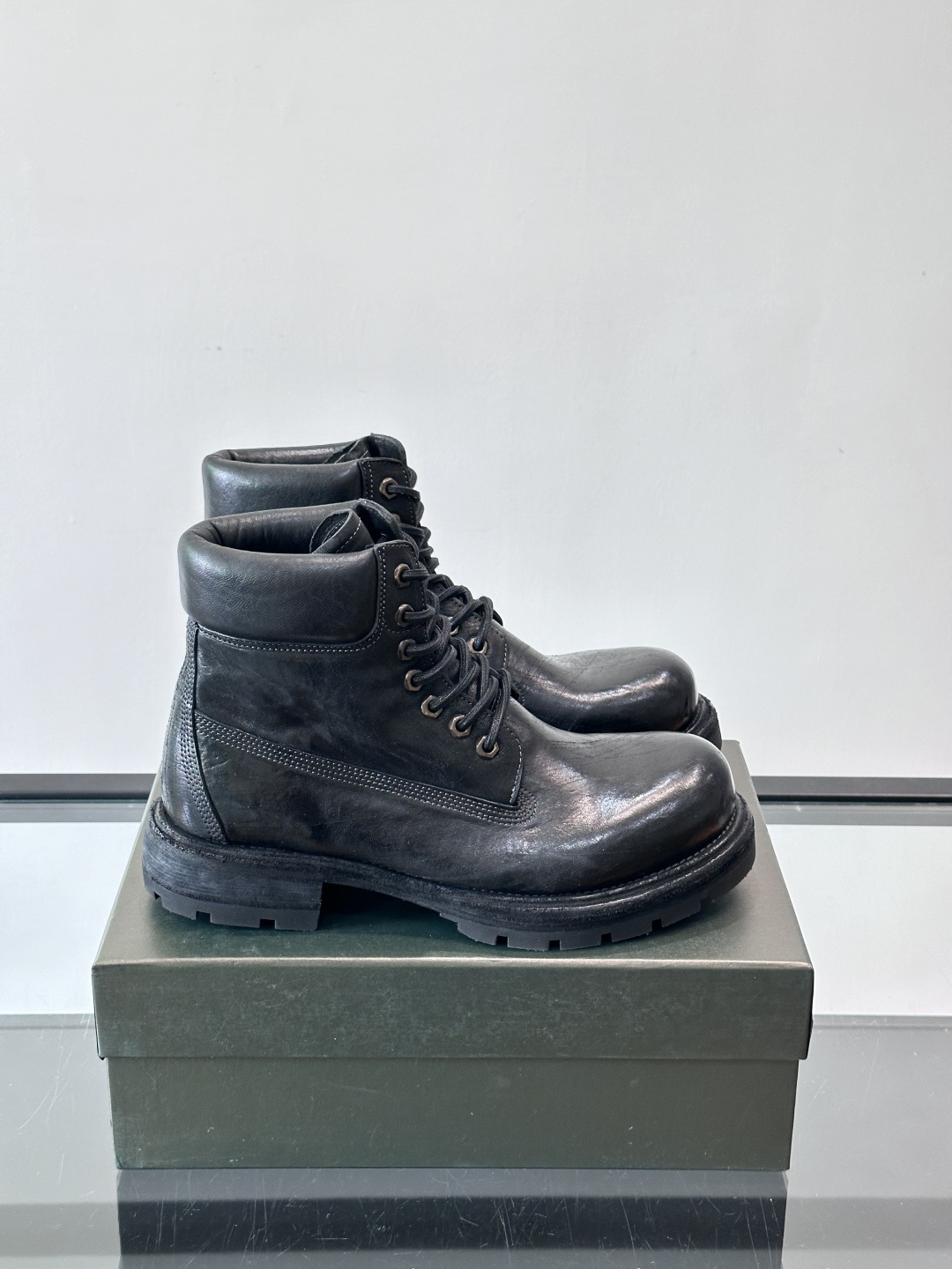 BERLUT*布鲁提 男士新款秋冬马皮系带靴这款靴子采用水洗马皮鞋面打造，鞋身手工擦色工艺处理。简约光面