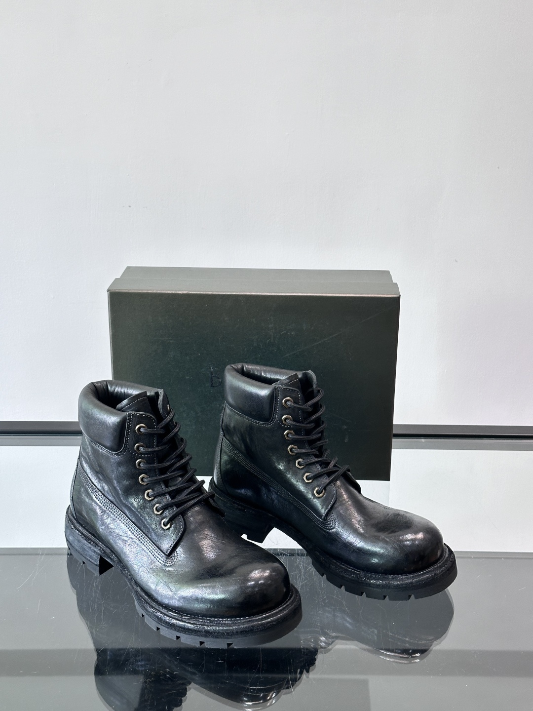 BERLUT*布鲁提 男士新款秋冬马皮系带靴这款靴子采用水洗马皮鞋面打造，鞋身手工擦色工艺处理。简约光面