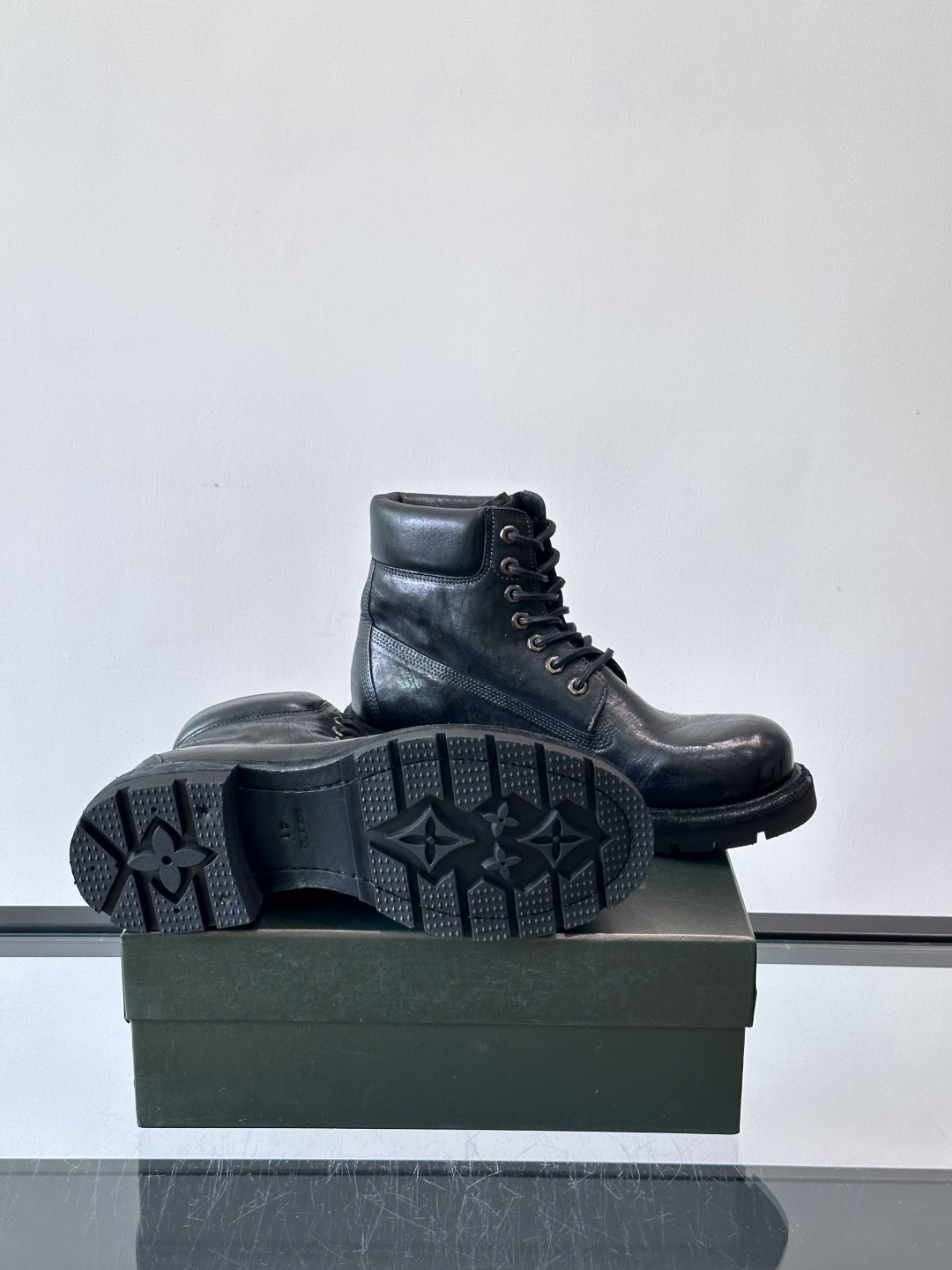 BERLUT*布鲁提 男士新款秋冬马皮系带靴这款靴子采用水洗马皮鞋面打造，鞋身手工擦色工艺处理。简约光面