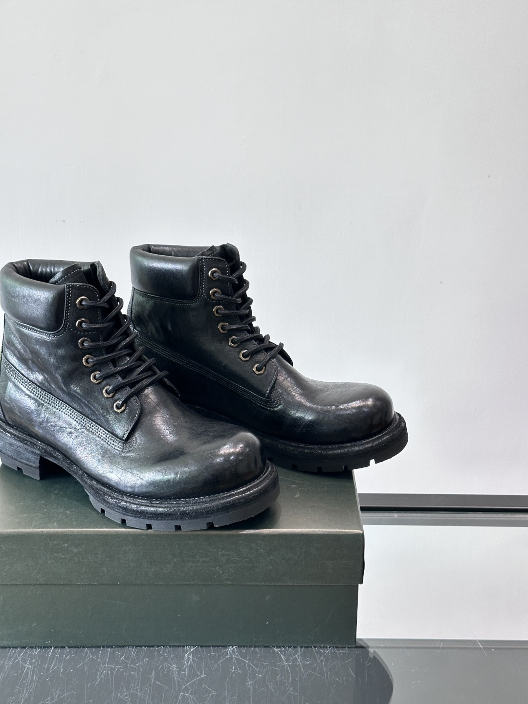 BERLUT*布鲁提 男士新款秋冬马皮系带靴这款靴子采用水洗马皮鞋面打造，鞋身手工擦色工艺处理。简约光面