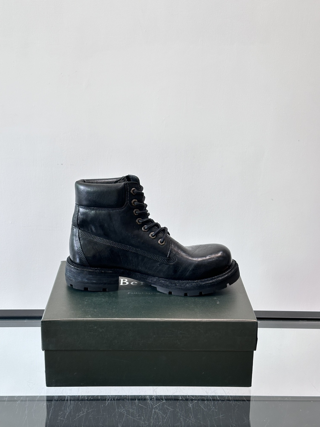 BERLUT*布鲁提 男士新款秋冬马皮系带靴这款靴子采用水洗马皮鞋面打造，鞋身手工擦色工艺处理。简约光面