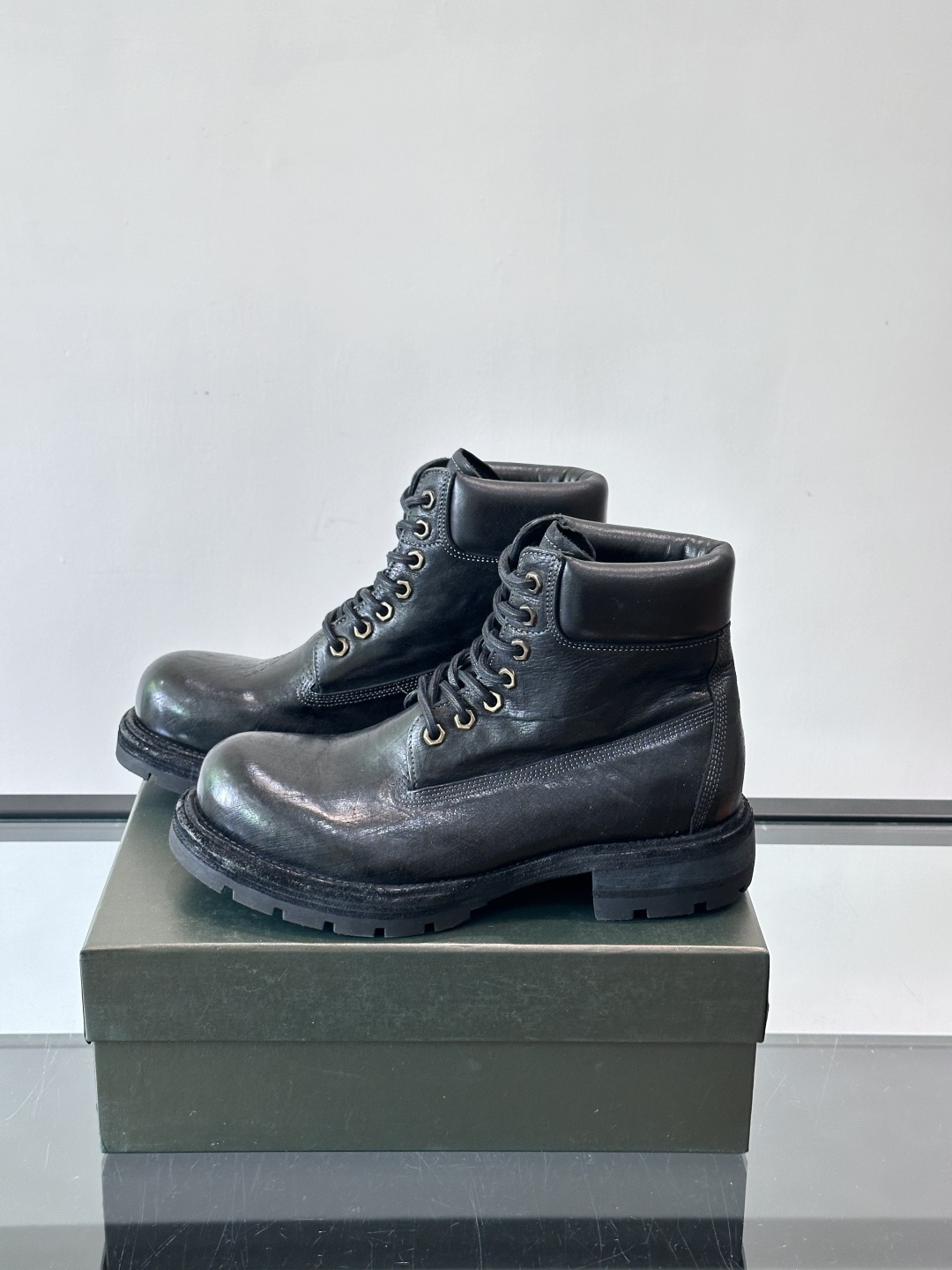 BERLUT*布鲁提 男士新款秋冬马皮系带靴这款靴子采用水洗马皮鞋面打造，鞋身手工擦色工艺处理。简约光面