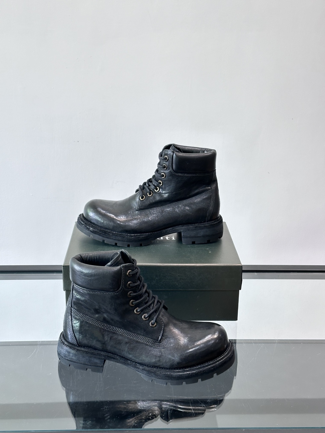 BERLUT*布鲁提 男士新款秋冬马皮系带靴这款靴子采用水洗马皮鞋面打造，鞋身手工擦色工艺处理。简约光面