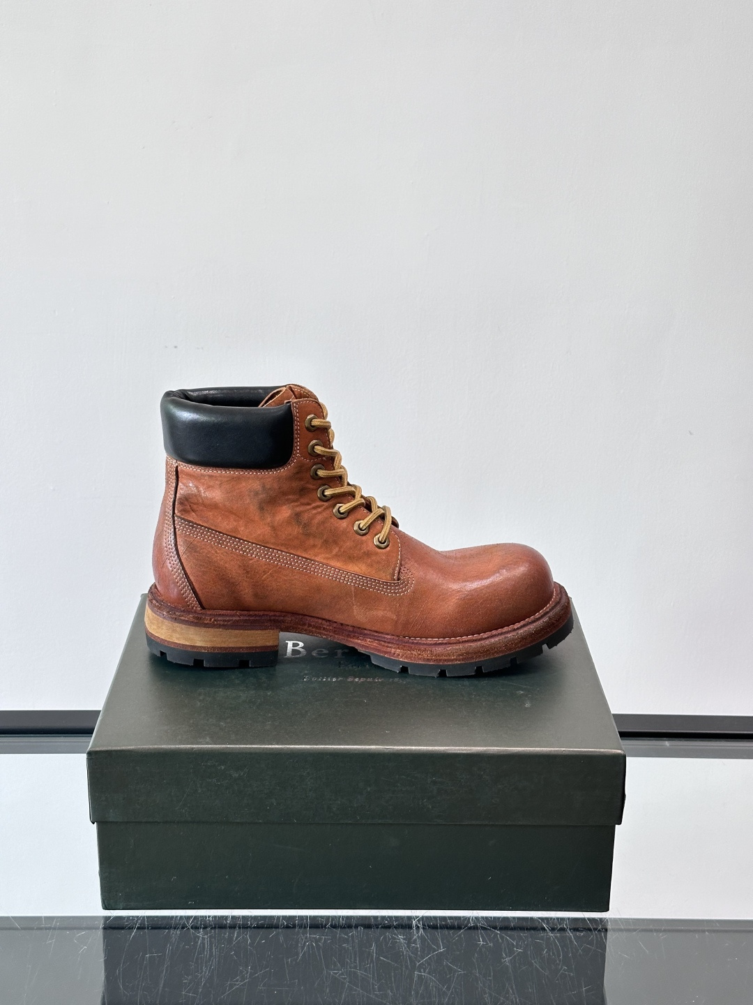 BERLUT*布鲁提 男士新款秋冬马皮系带靴这款靴子采用水洗马皮鞋面打造，鞋身手工擦色工艺处理。简约光面