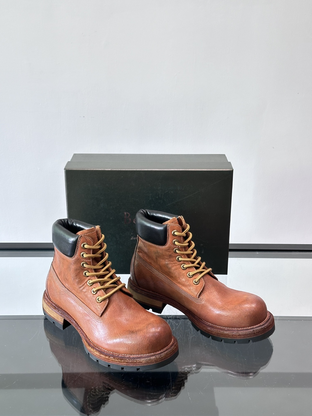 BERLUT*布鲁提 男士新款秋冬马皮系带靴这款靴子采用水洗马皮鞋面打造，鞋身手工擦色工艺处理。简约光面