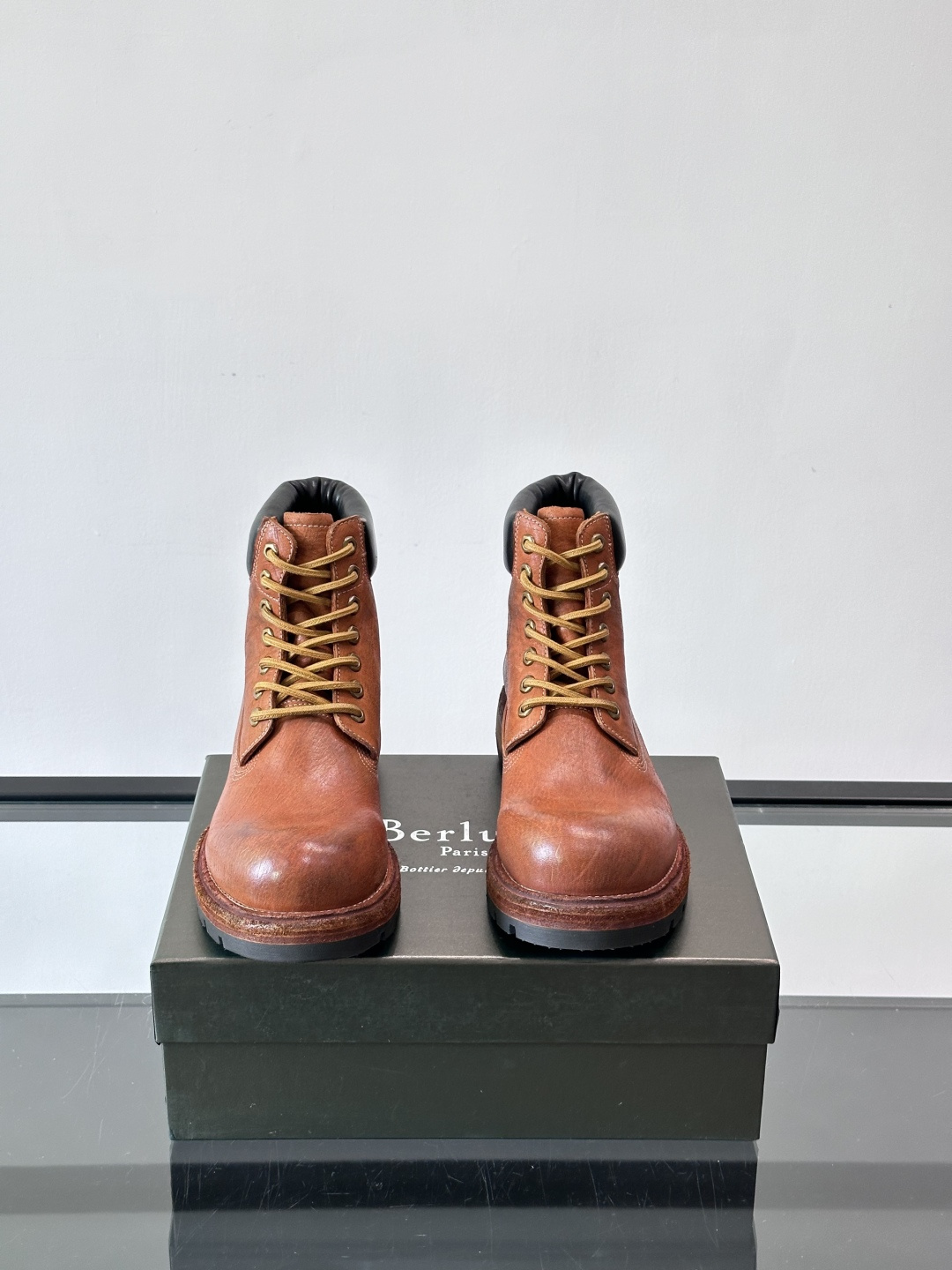 BERLUT*布鲁提 男士新款秋冬马皮系带靴这款靴子采用水洗马皮鞋面打造，鞋身手工擦色工艺处理。简约光面