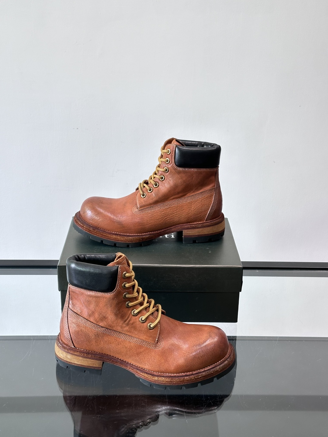 BERLUT*布鲁提 男士新款秋冬马皮系带靴这款靴子采用水洗马皮鞋面打造，鞋身手工擦色工艺处理。简约光面