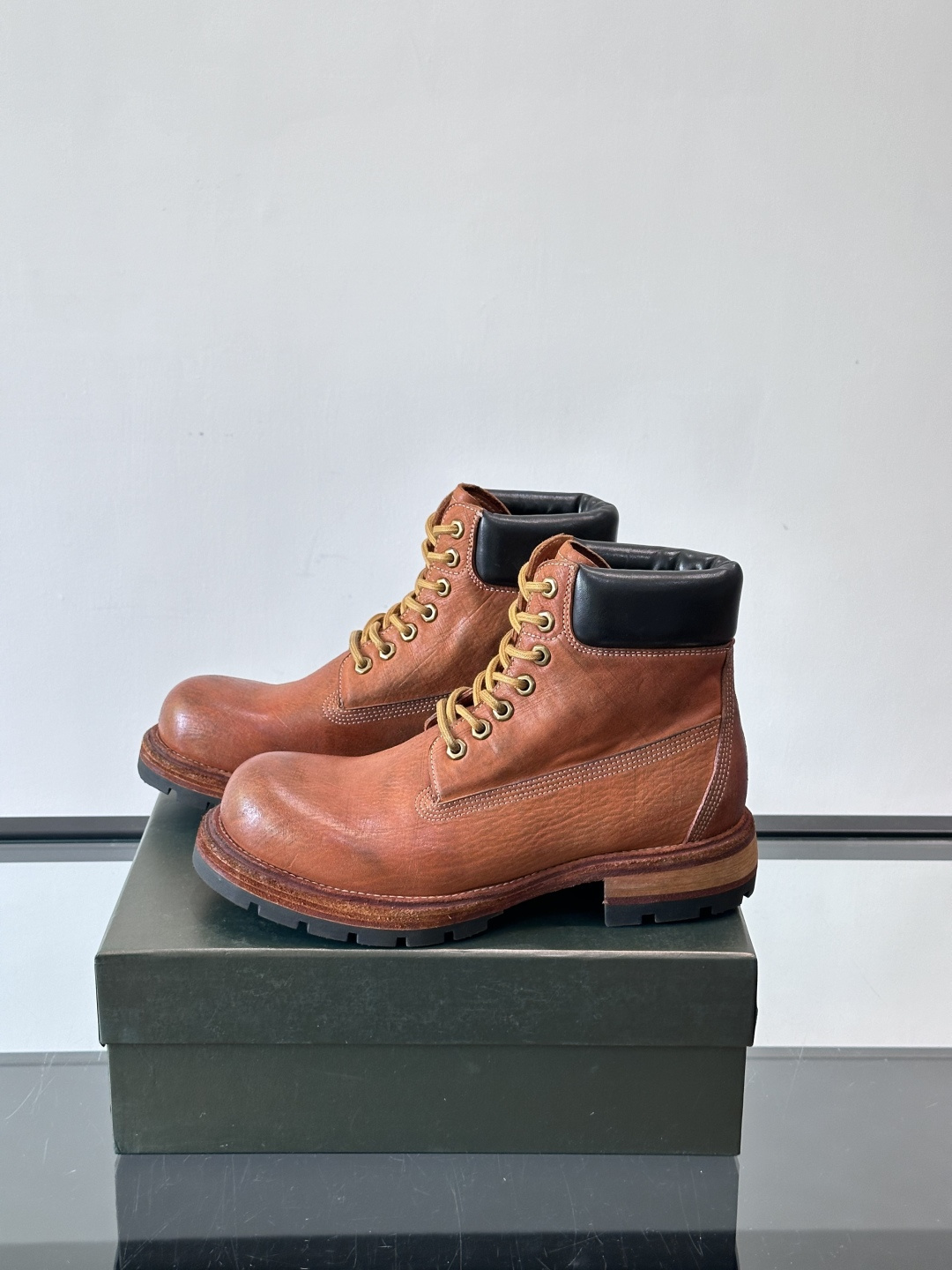 BERLUT*布鲁提 男士新款秋冬马皮系带靴这款靴子采用水洗马皮鞋面打造，鞋身手工擦色工艺处理。简约光面