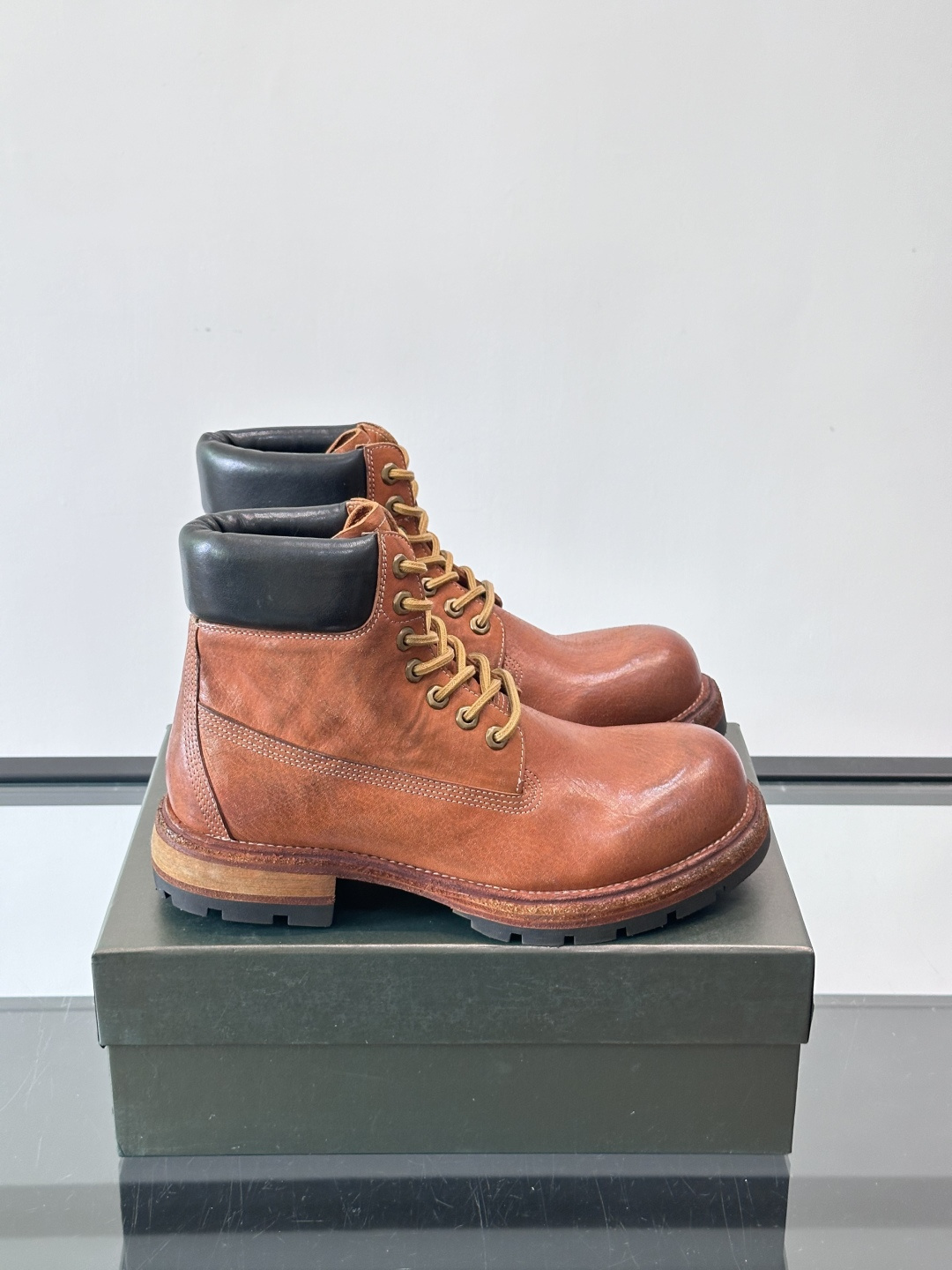 BERLUT*布鲁提 男士新款秋冬马皮系带靴这款靴子采用水洗马皮鞋面打造，鞋身手工擦色工艺处理。简约光面