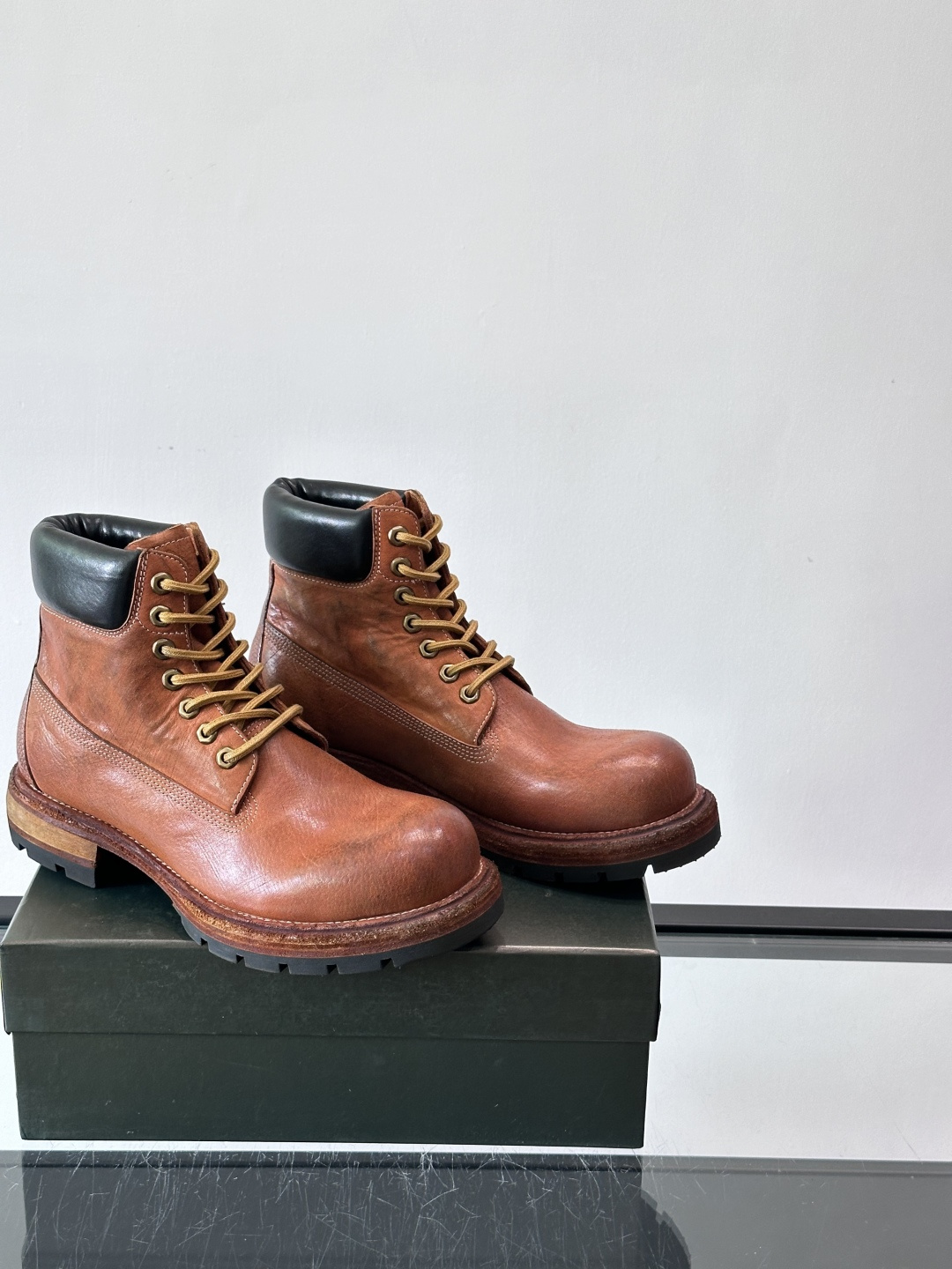 BERLUT*布鲁提 男士新款秋冬马皮系带靴这款靴子采用水洗马皮鞋面打造，鞋身手工擦色工艺处理。简约光面