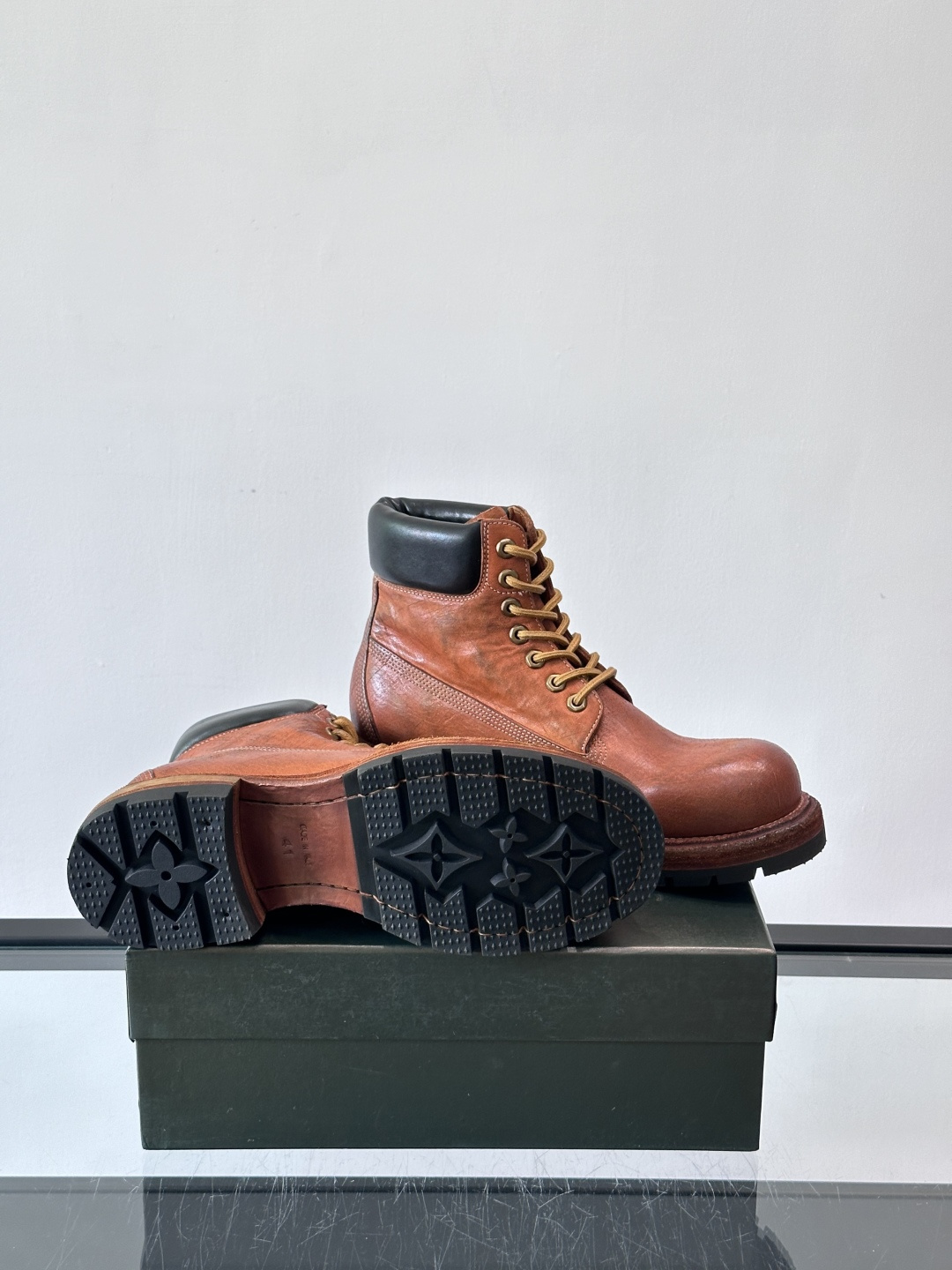 BERLUT*布鲁提 男士新款秋冬马皮系带靴这款靴子采用水洗马皮鞋面打造，鞋身手工擦色工艺处理。简约光面