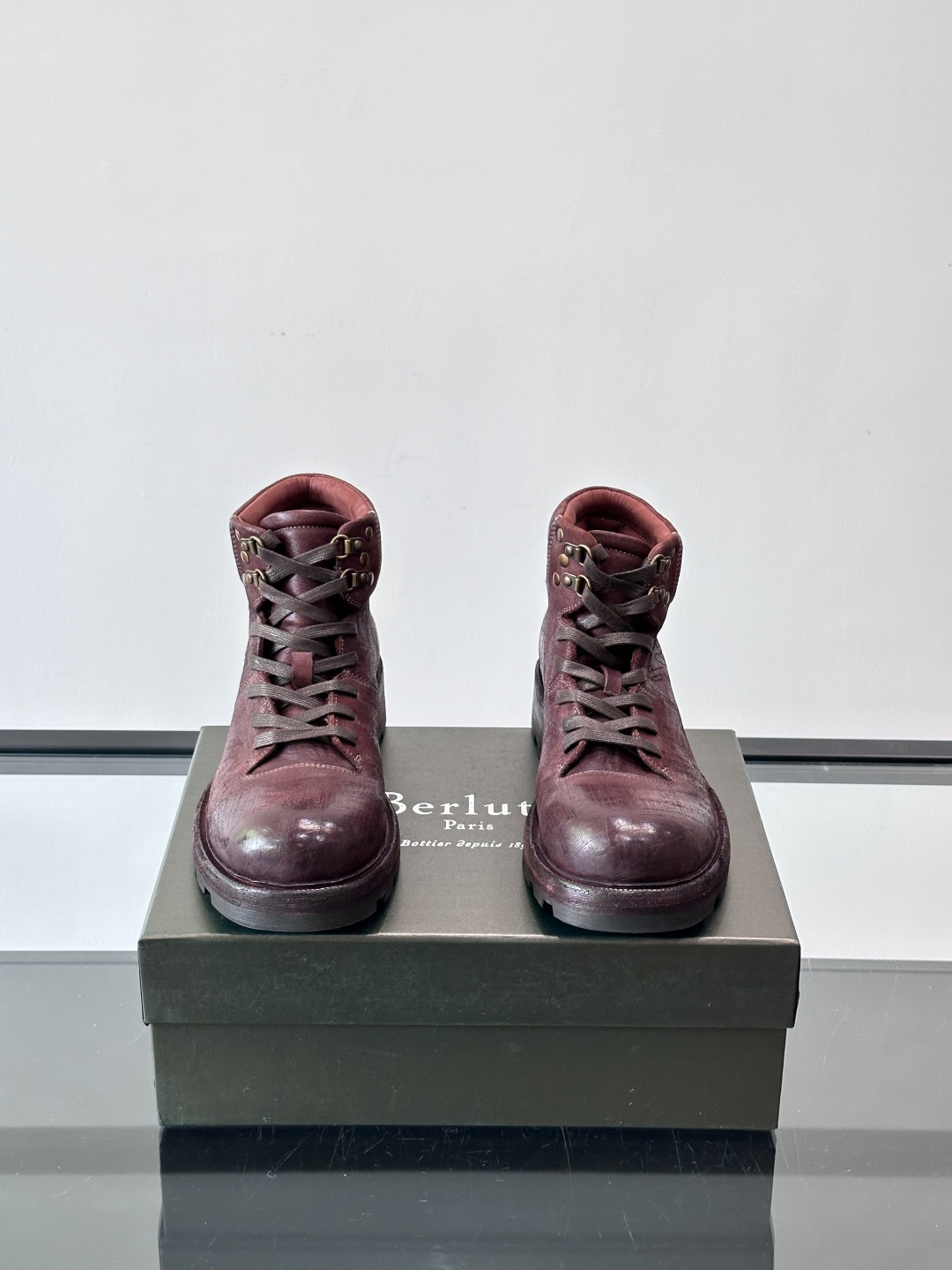 BERLUT*布鲁提 男士新款秋冬马皮系带靴这款靴子采用水洗马皮鞋面打造，鞋身手工擦色工艺处理。简约光面