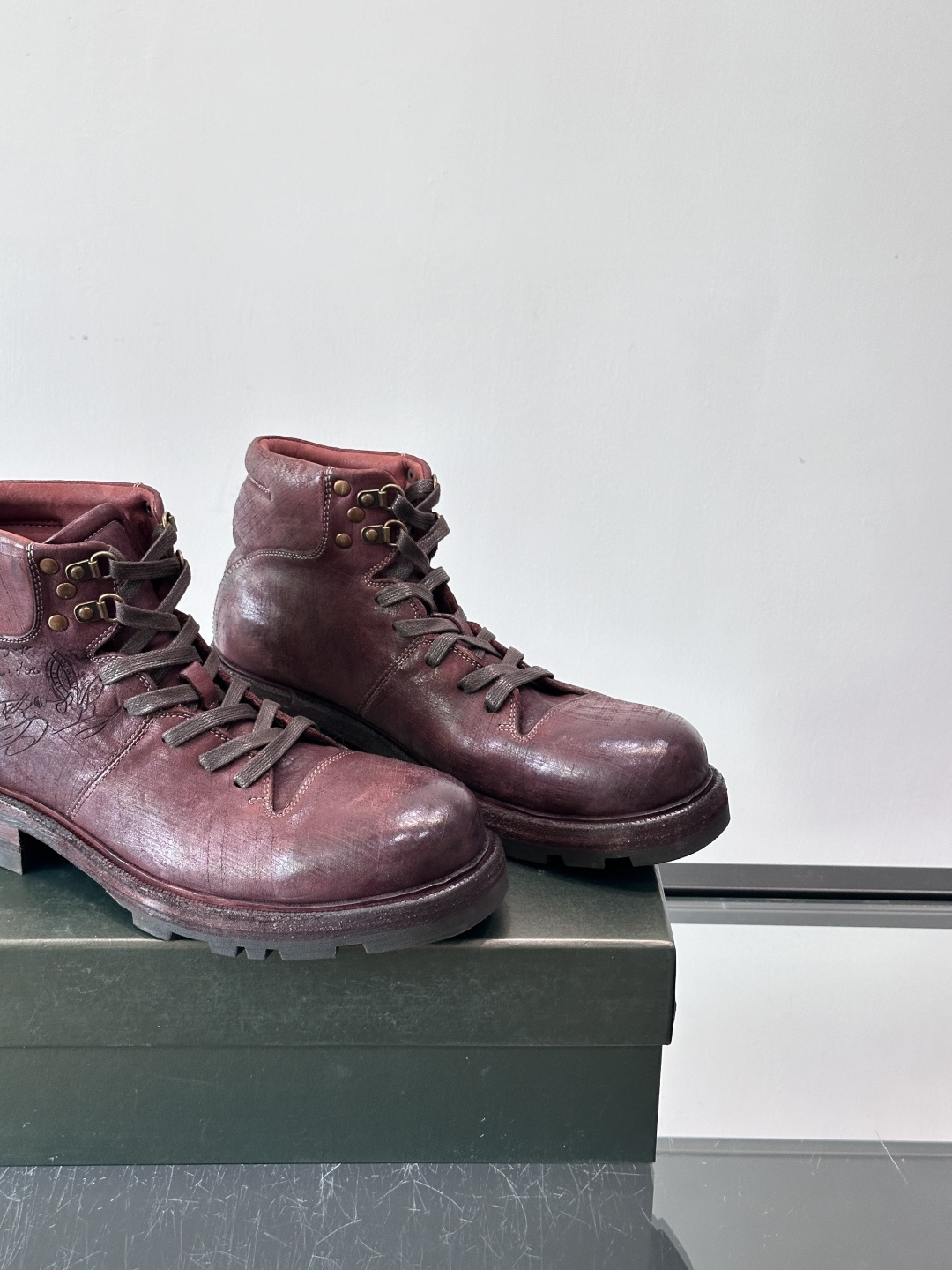 BERLUT*布鲁提 男士新款秋冬马皮系带靴这款靴子采用水洗马皮鞋面打造，鞋身手工擦色工艺处理。简约光面