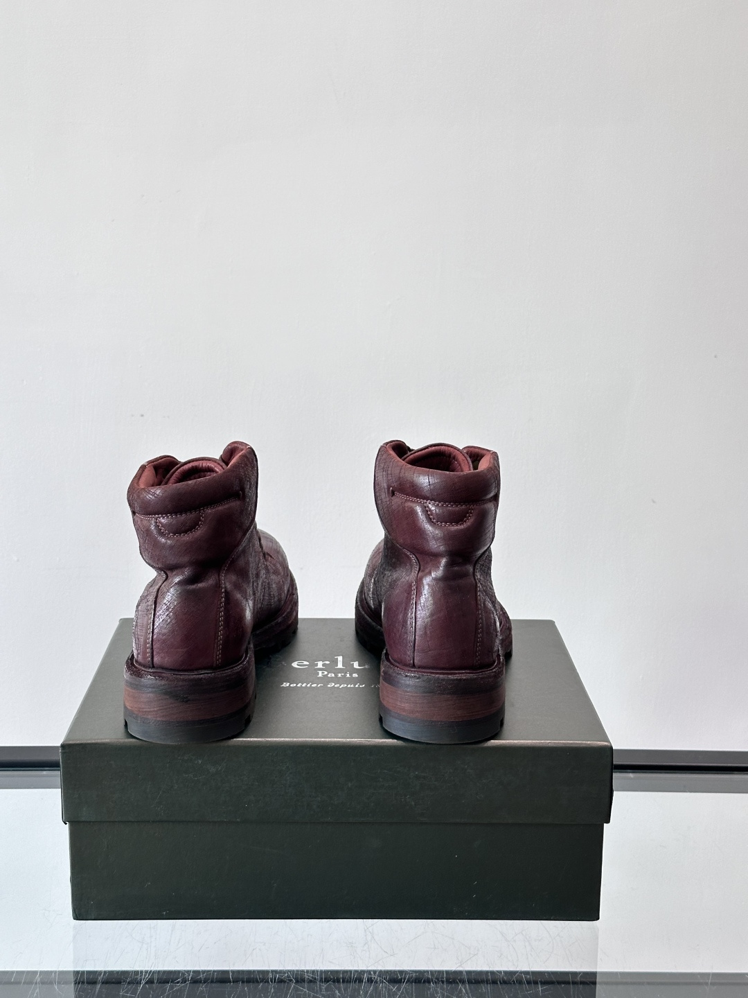 BERLUT*布鲁提 男士新款秋冬马皮系带靴这款靴子采用水洗马皮鞋面打造，鞋身手工擦色工艺处理。简约光面