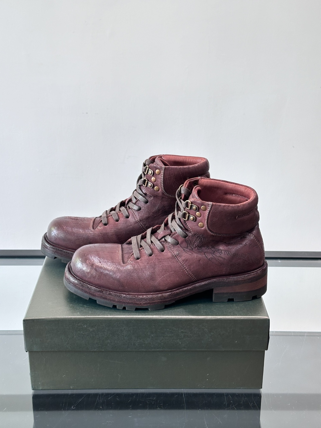 BERLUT*布鲁提 男士新款秋冬马皮系带靴这款靴子采用水洗马皮鞋面打造，鞋身手工擦色工艺处理。简约光面