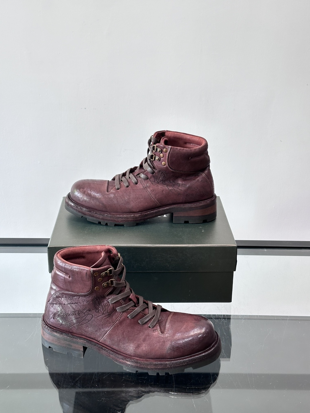 BERLUT*布鲁提 男士新款秋冬马皮系带靴这款靴子采用水洗马皮鞋面打造，鞋身手工擦色工艺处理。简约光面