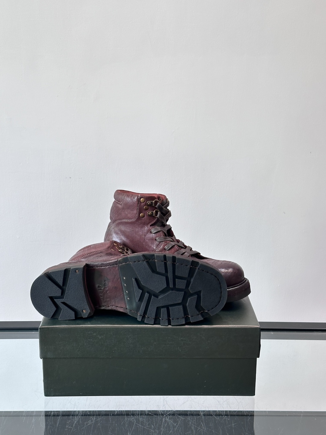 BERLUT*布鲁提 男士新款秋冬马皮系带靴这款靴子采用水洗马皮鞋面打造，鞋身手工擦色工艺处理。简约光面