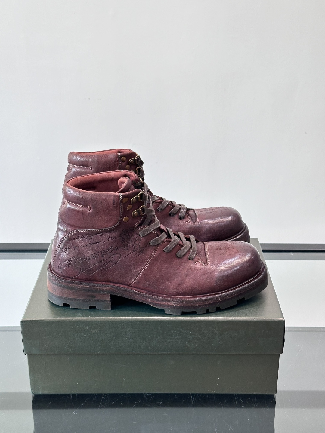 BERLUT*布鲁提 男士新款秋冬马皮系带靴这款靴子采用水洗马皮鞋面打造，鞋身手工擦色工艺处理。简约光面