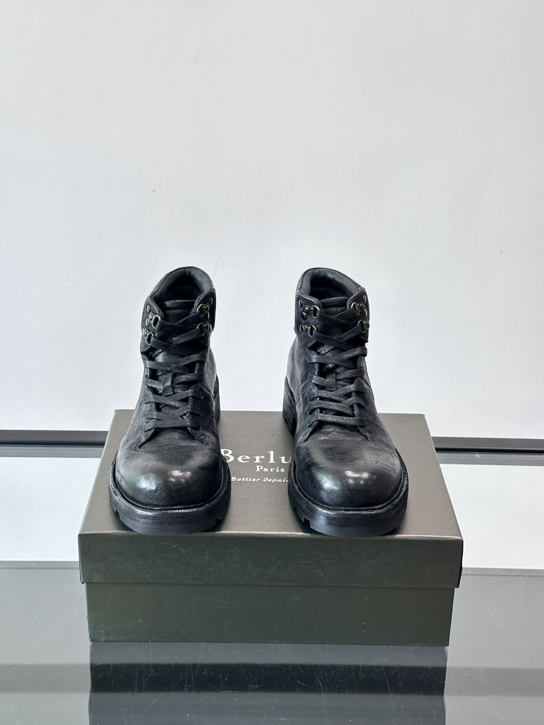 BERLUT*布鲁提 男士新款秋冬马皮系带靴这款靴子采用水洗马皮鞋面打造，鞋身手工擦色工艺处理。简约光面